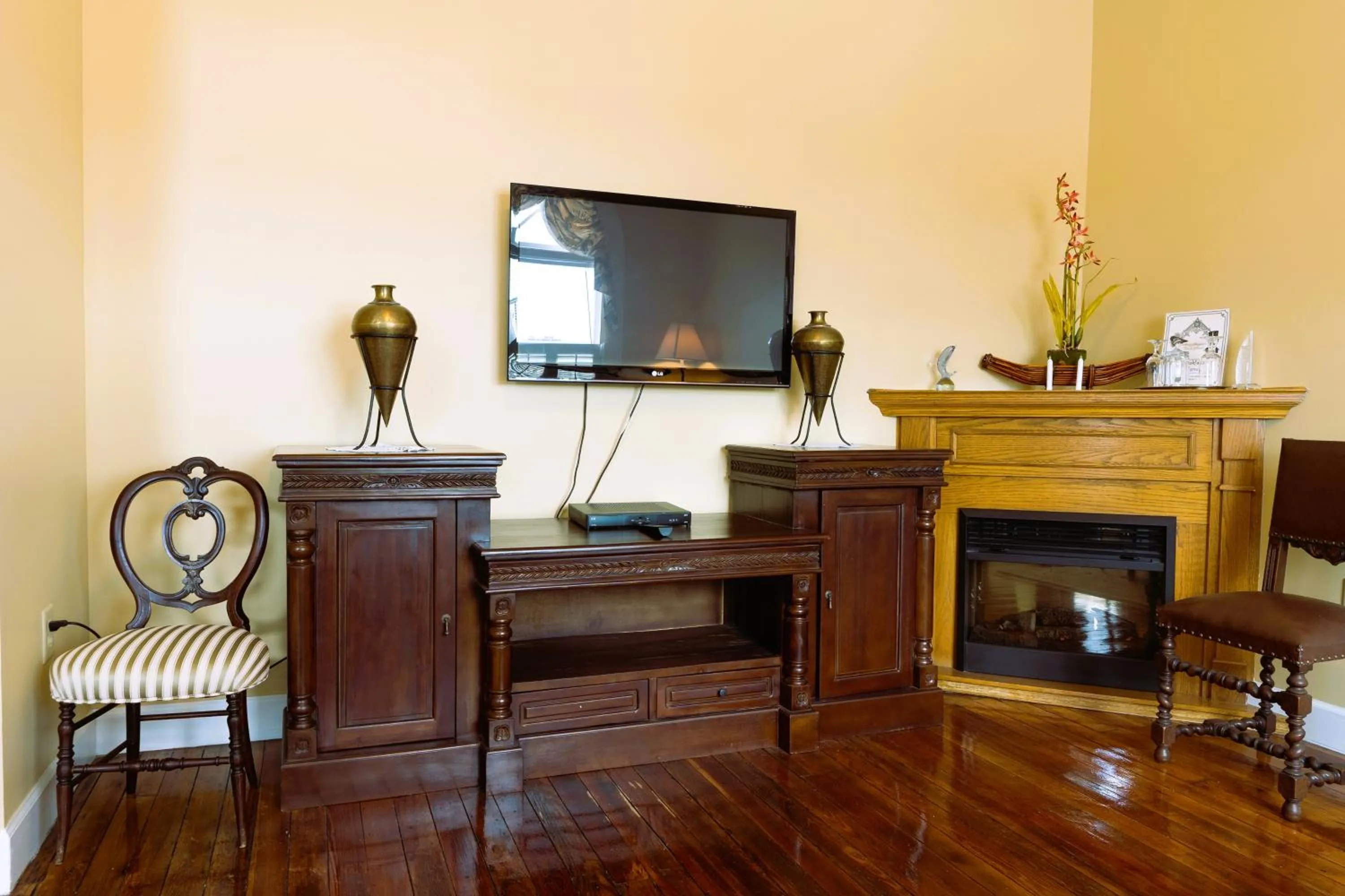 TV and multimedia in Oak Tree Hotel