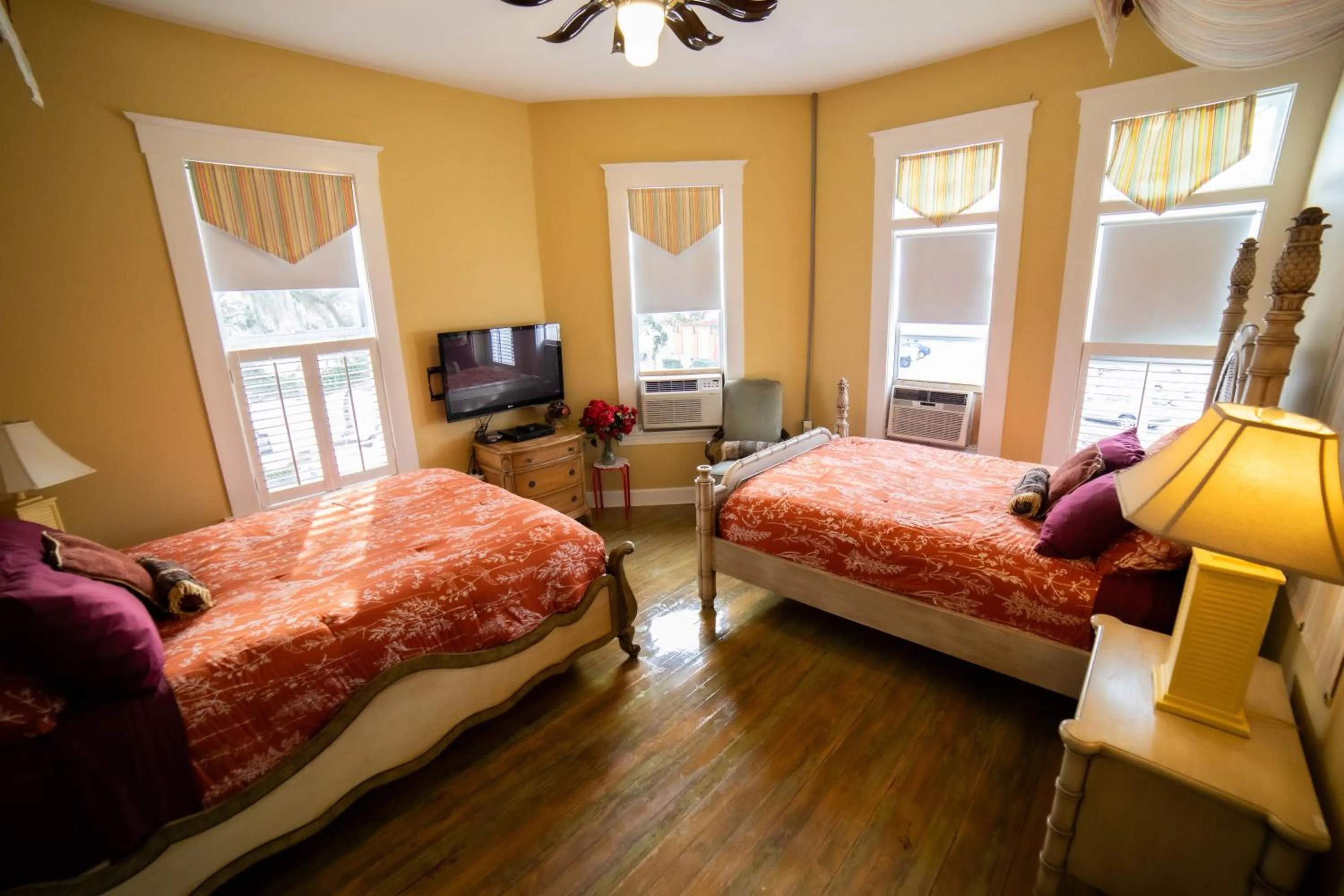 TV and multimedia, Bed in Oak Tree Hotel