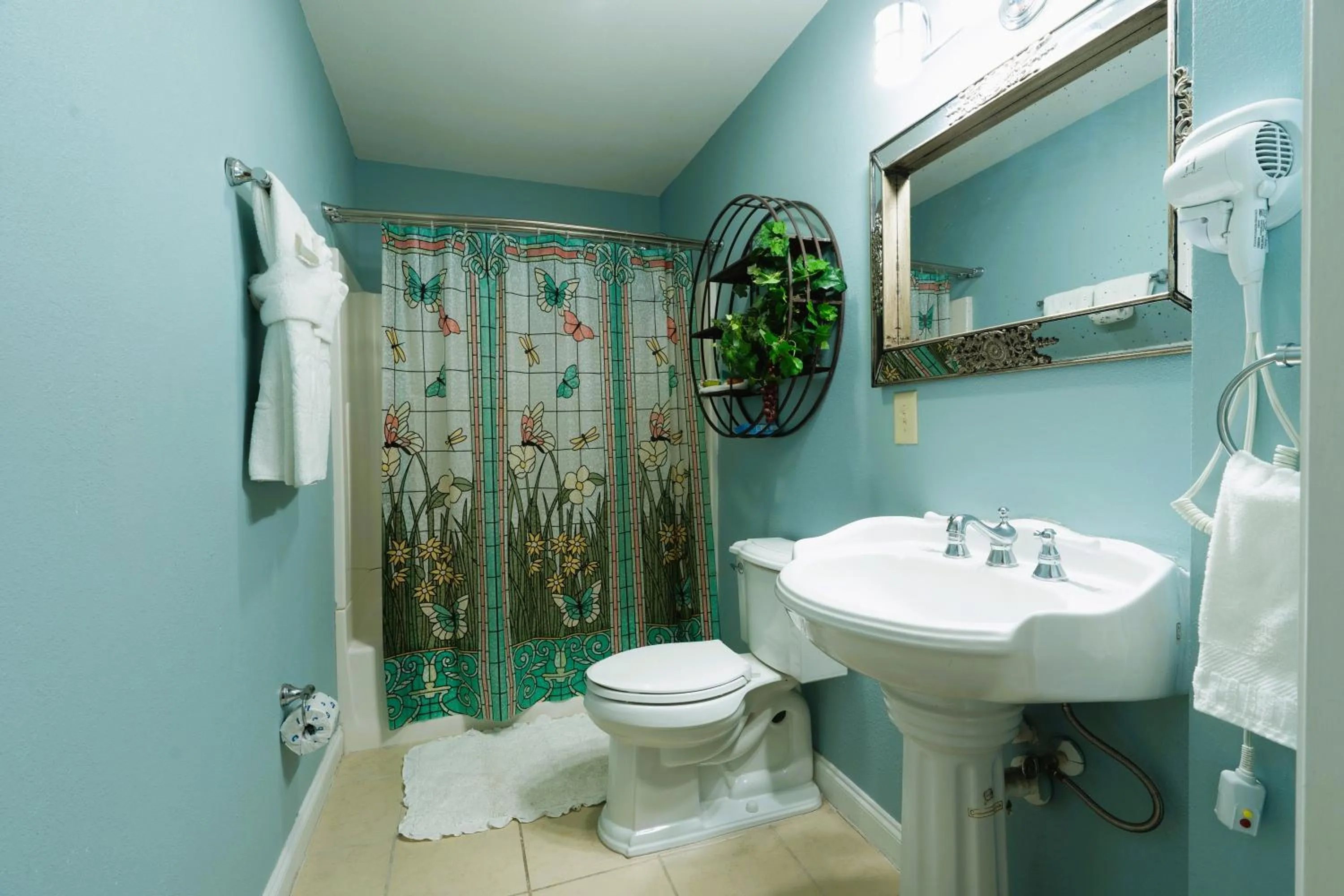 Bathroom in Oak Tree Hotel