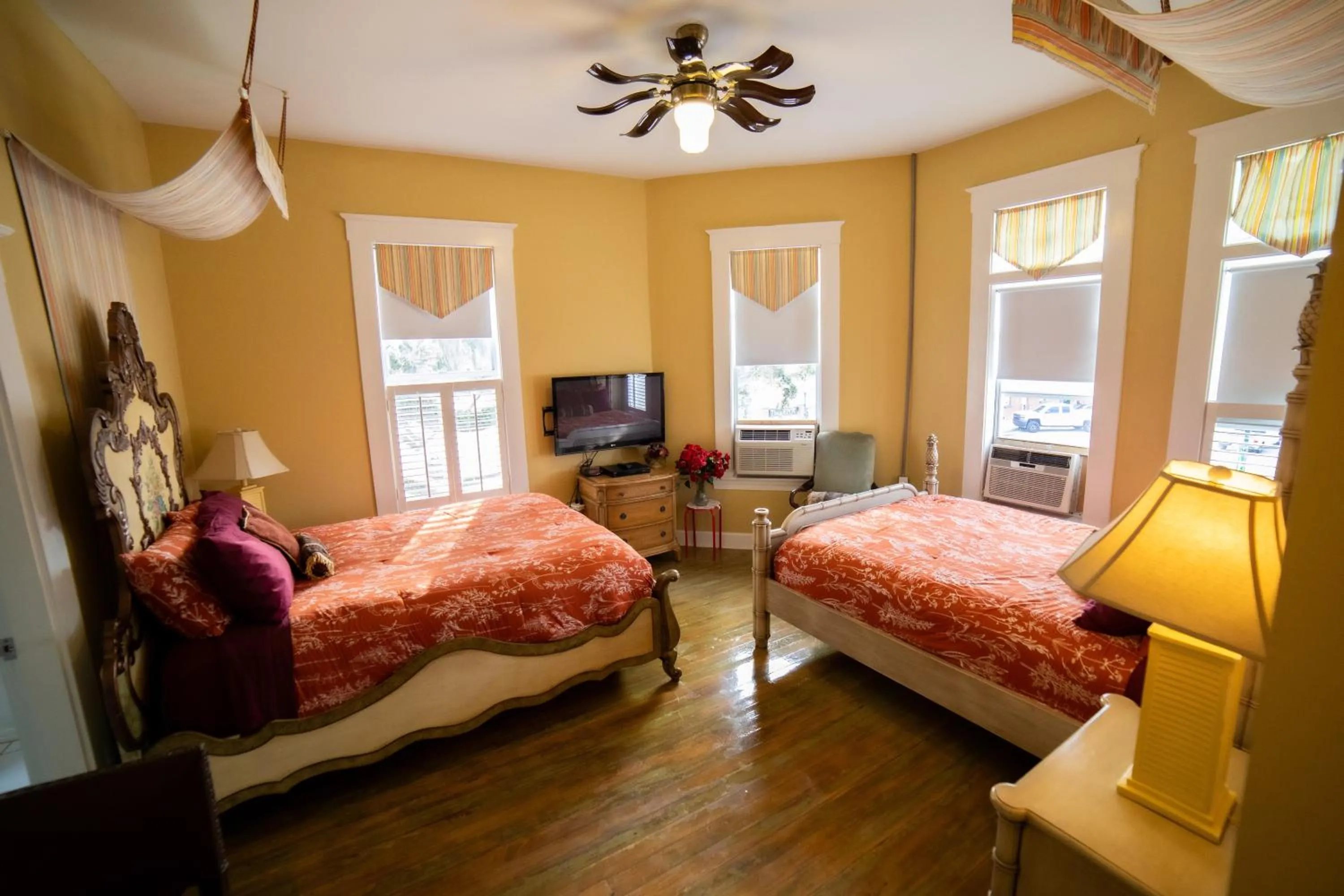 Bed in Oak Tree Hotel