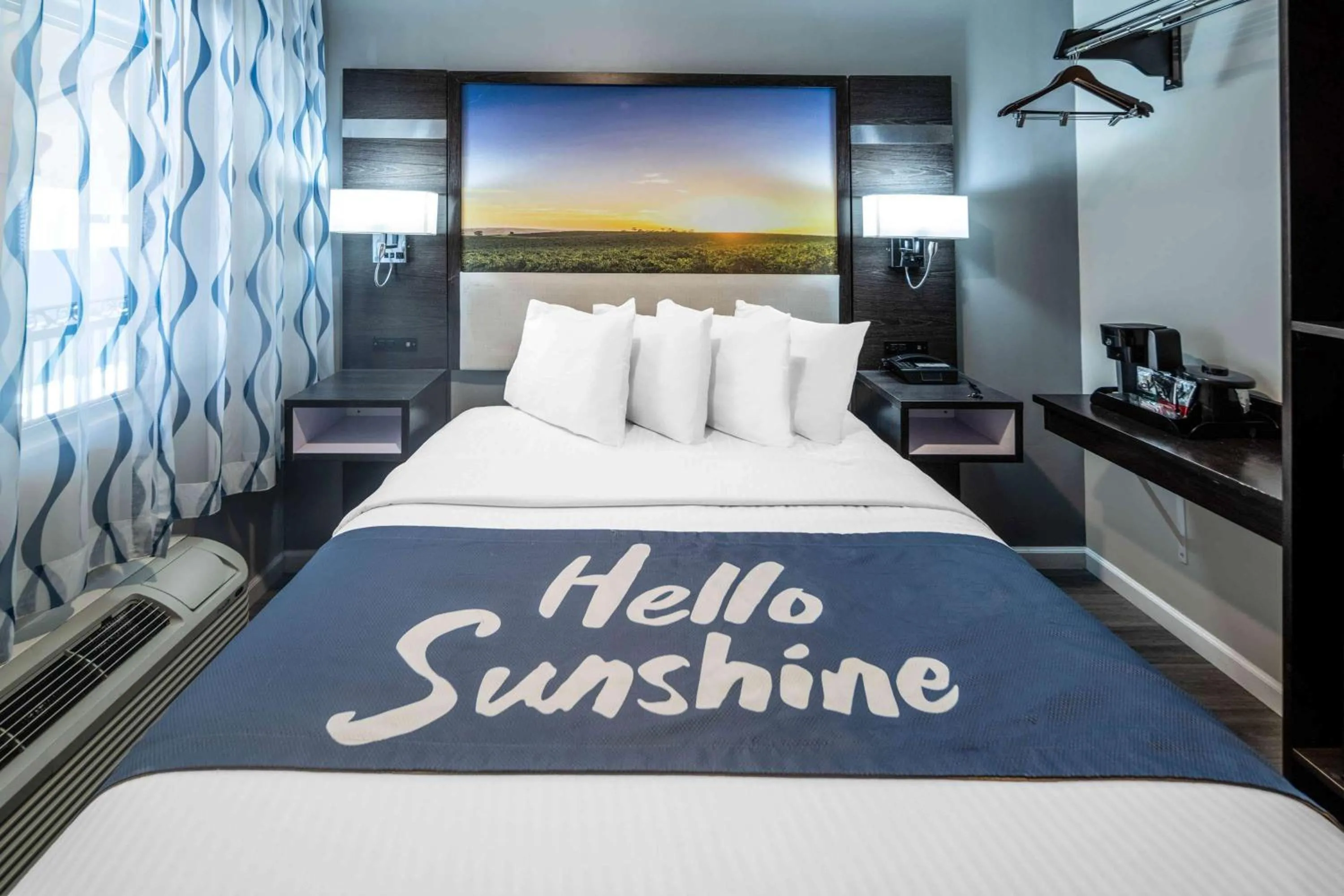 Photo of the whole room, Bed in Days Inn by Wyndham Galt - Elk Grove South