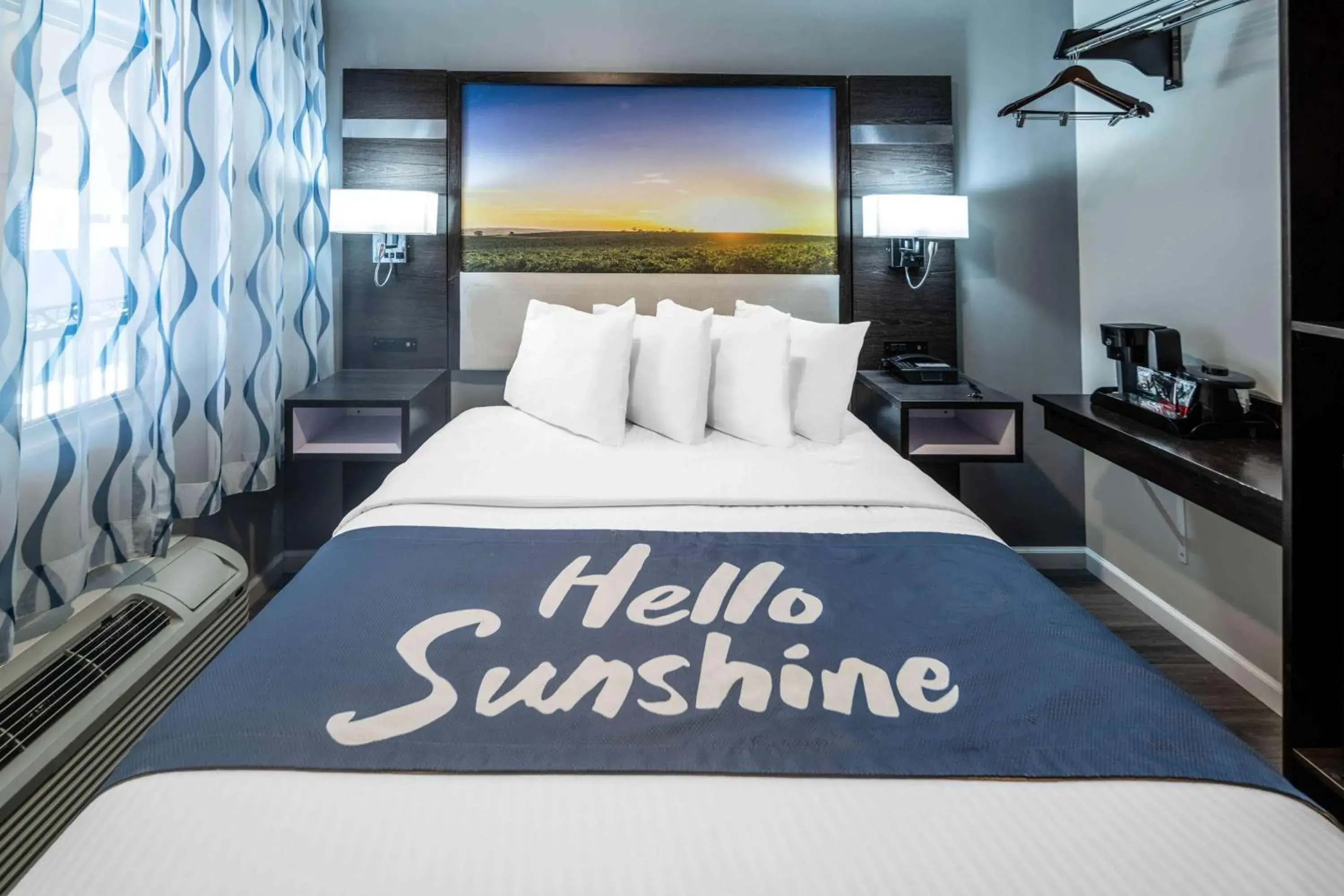 Photo of the whole room, Bed in Days Inn by Wyndham Galt - Elk Grove South Photo of the whole room, Bed in Days Inn by Wyndham Galt - Elk Grove South