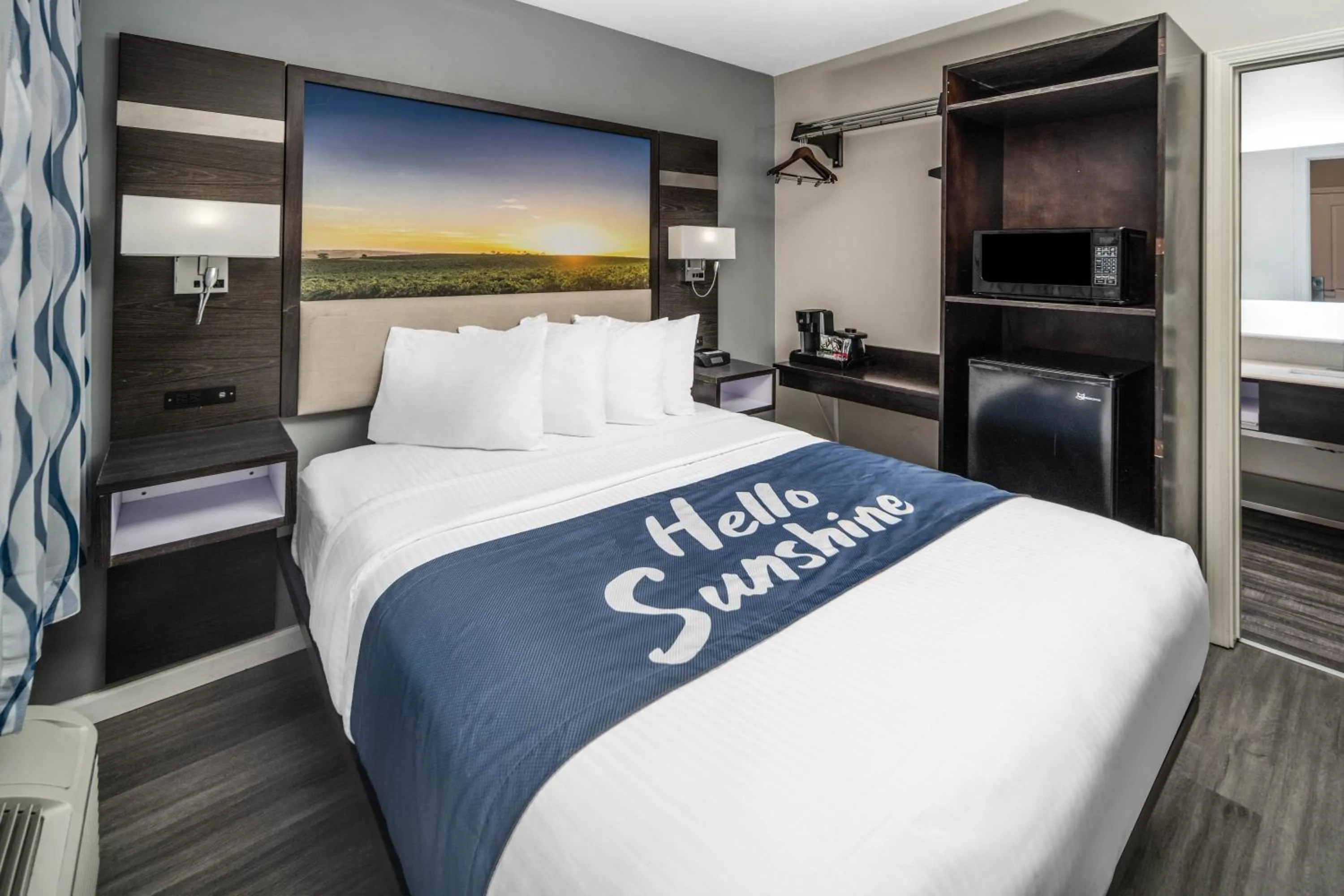 Photo of the whole room, Bed in Days Inn by Wyndham Galt - Elk Grove South