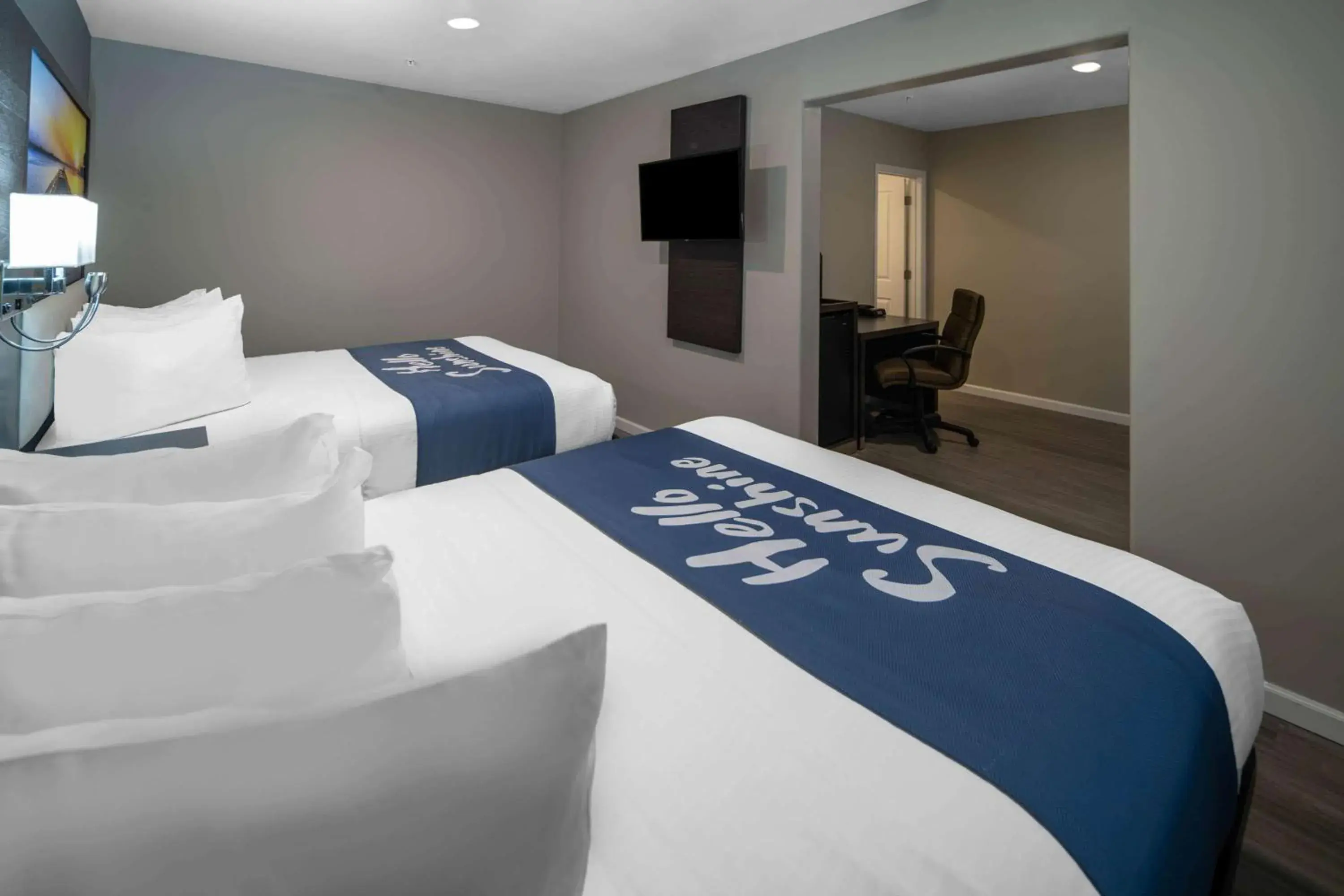 Photo of the whole room, Bed in Days Inn by Wyndham Galt - Elk Grove South Photo of the whole room, Bed in Days Inn by Wyndham Galt - Elk Grove South