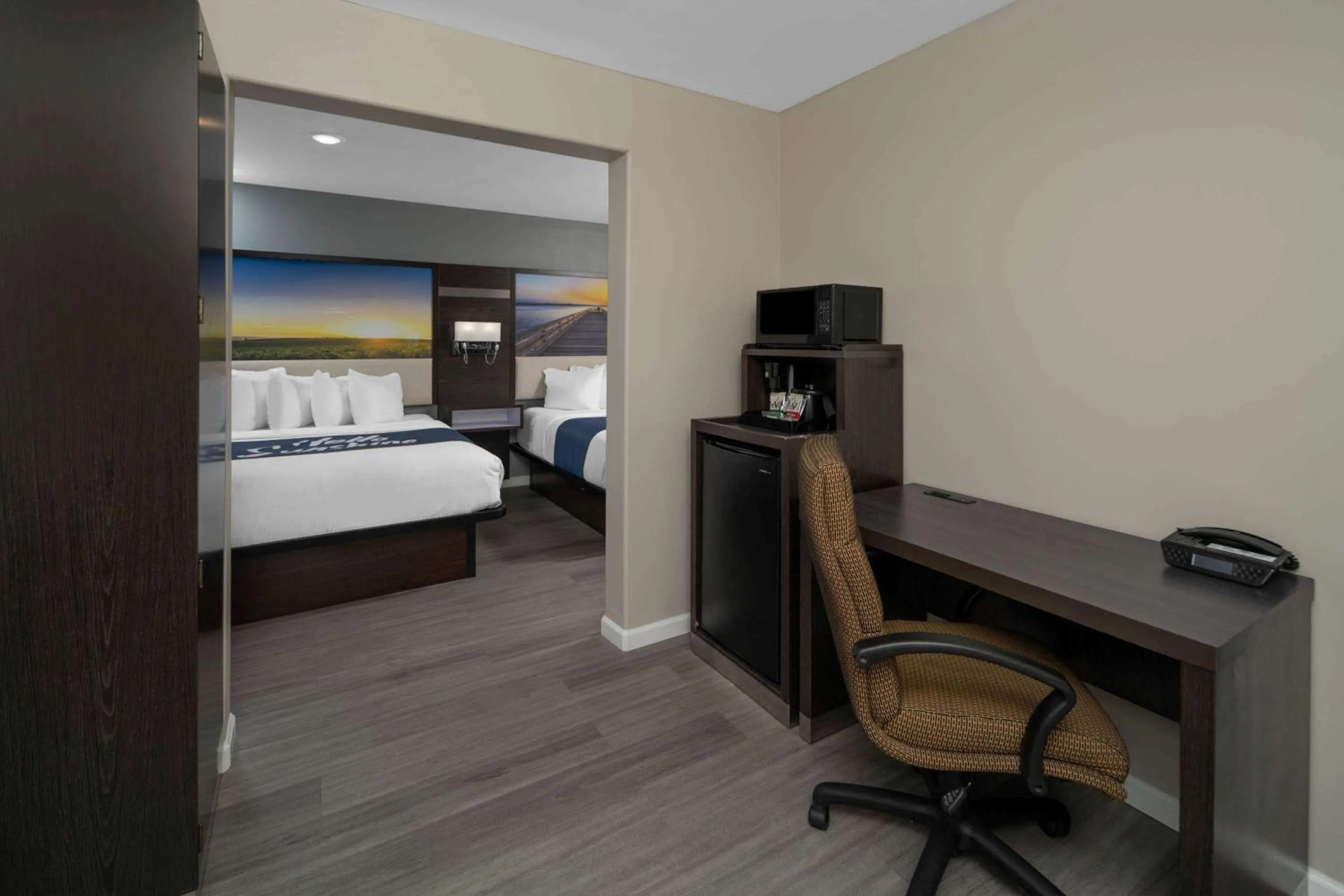 Photo of the whole room, Bed in Days Inn by Wyndham Galt - Elk Grove South