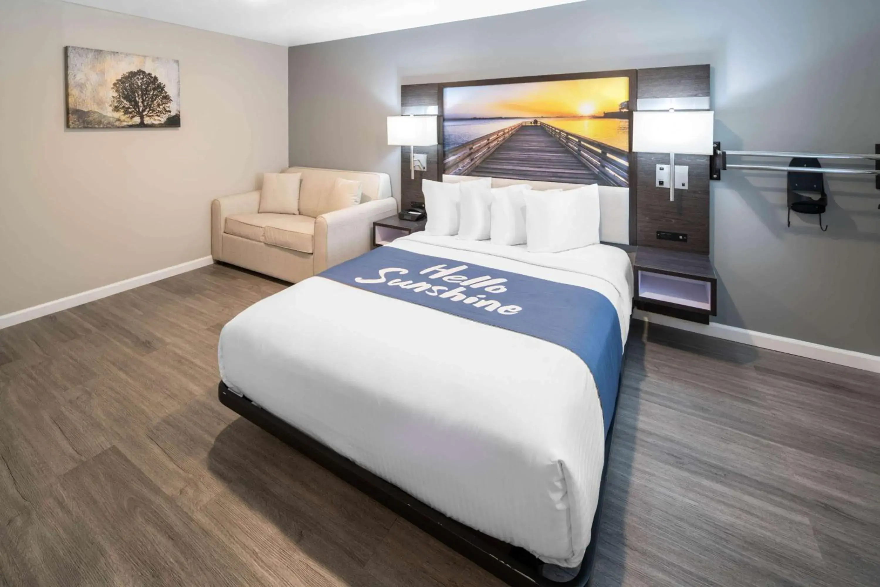 Photo of the whole room, Bed in Days Inn by Wyndham Galt - Elk Grove South Photo of the whole room, Bed in Days Inn by Wyndham Galt - Elk Grove South