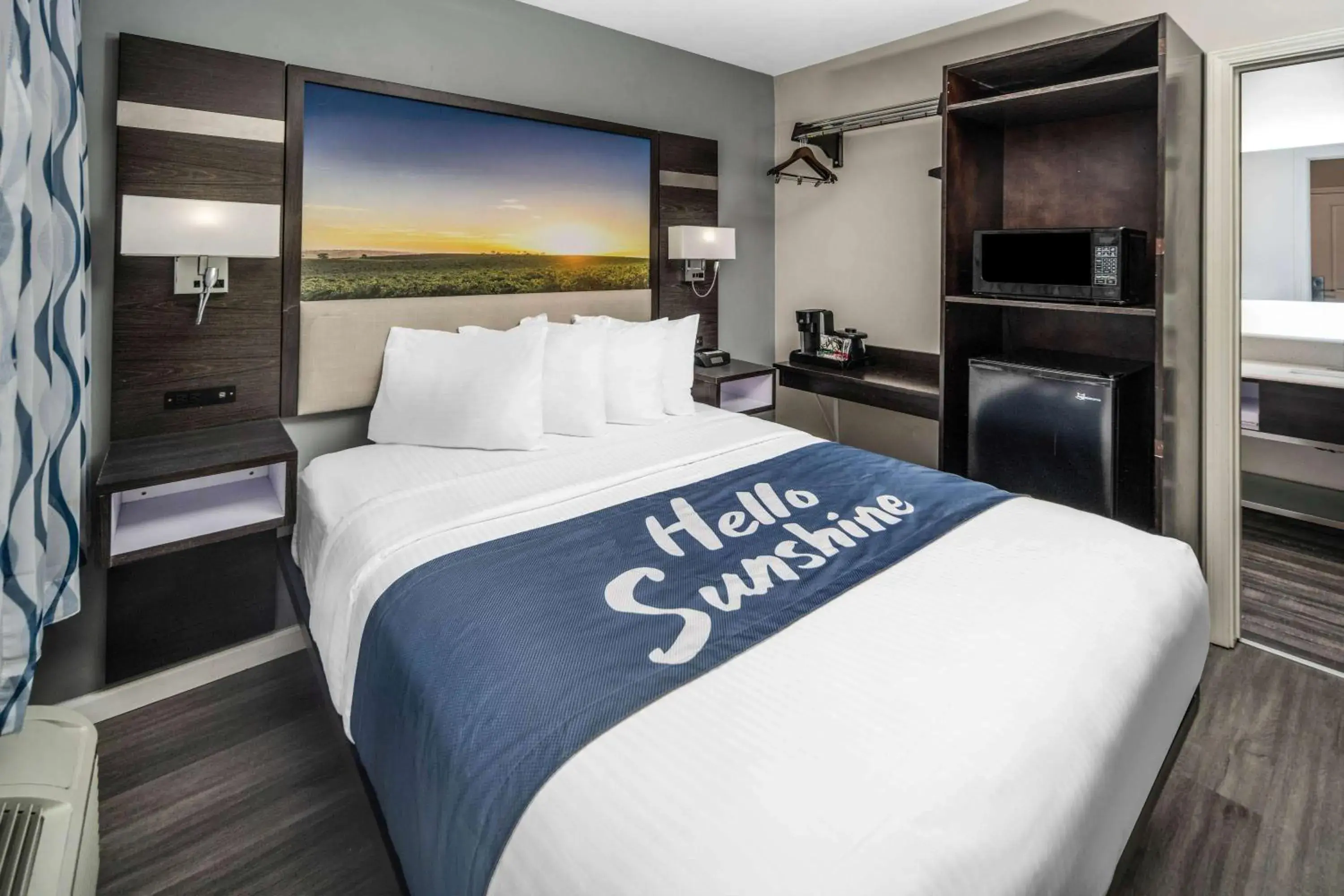 Photo of the whole room, Bed in Days Inn by Wyndham Galt - Elk Grove South Photo of the whole room, Bed in Days Inn by Wyndham Galt - Elk Grove South