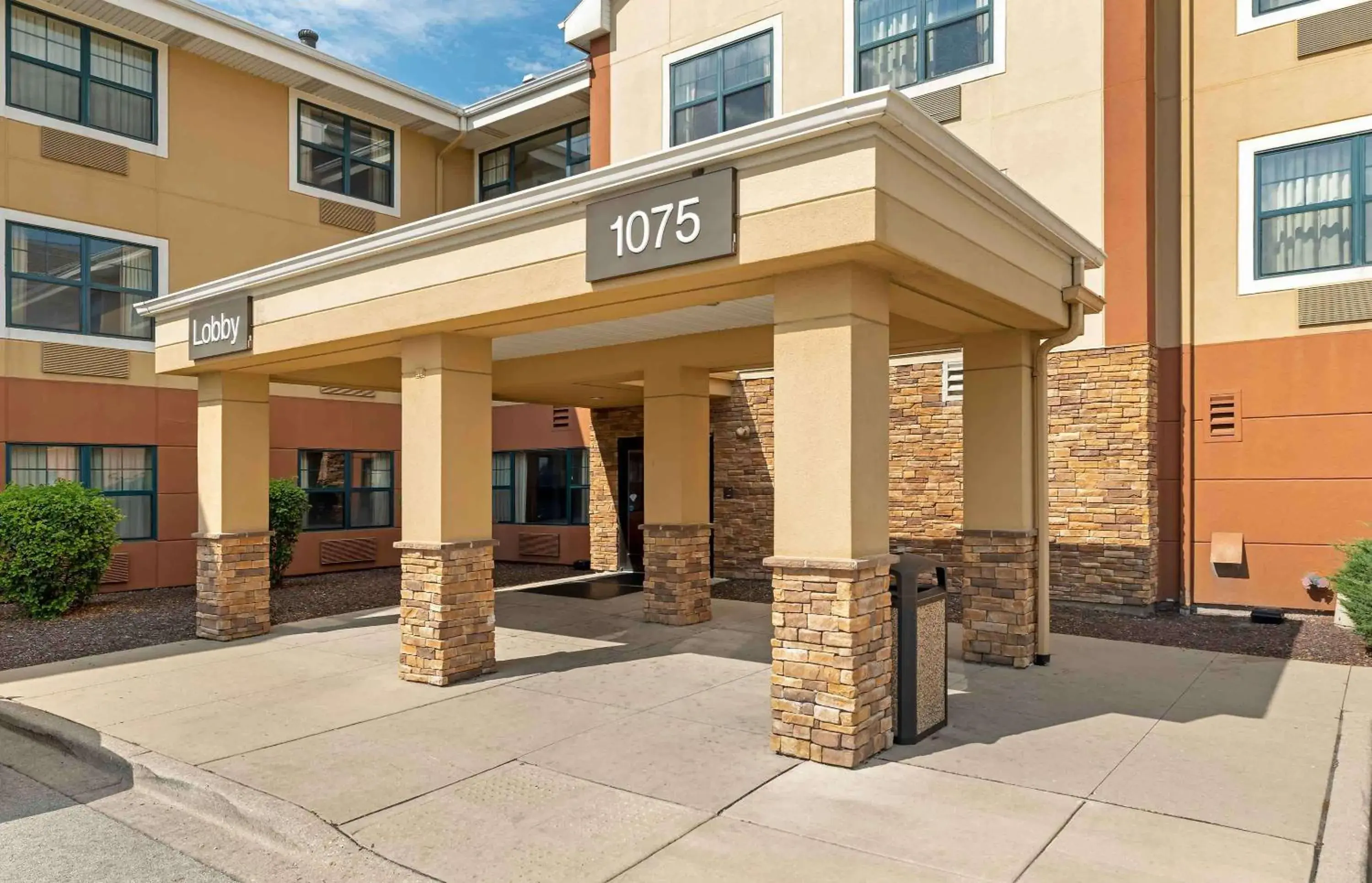 Property building in Extended Stay America Select Suites - Chicago - Hanover Park Property building in Extended Stay America Select Suites - Chicago - Hanover Park