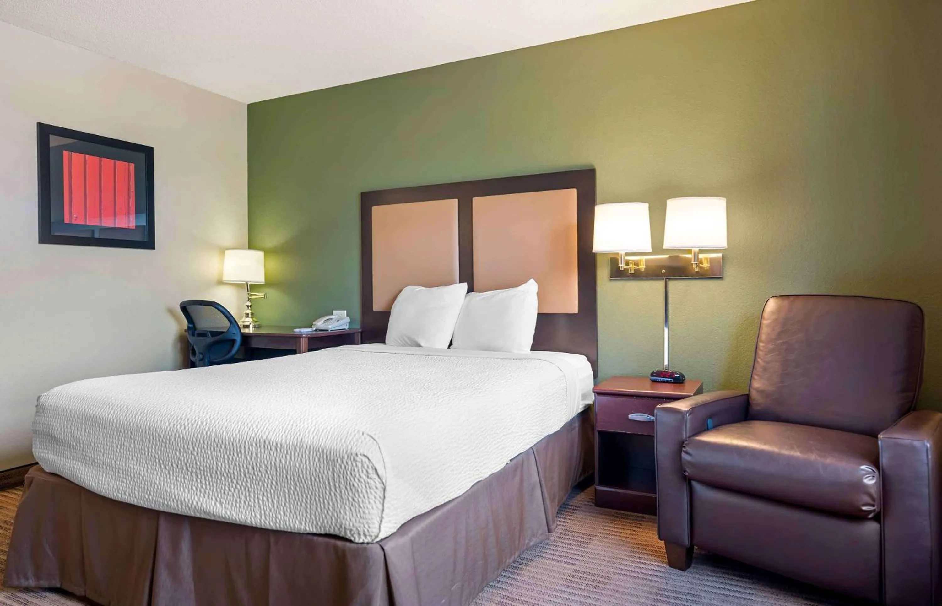 Bedroom, Bed in Extended Stay America Select Suites - Chicago - Hanover Park