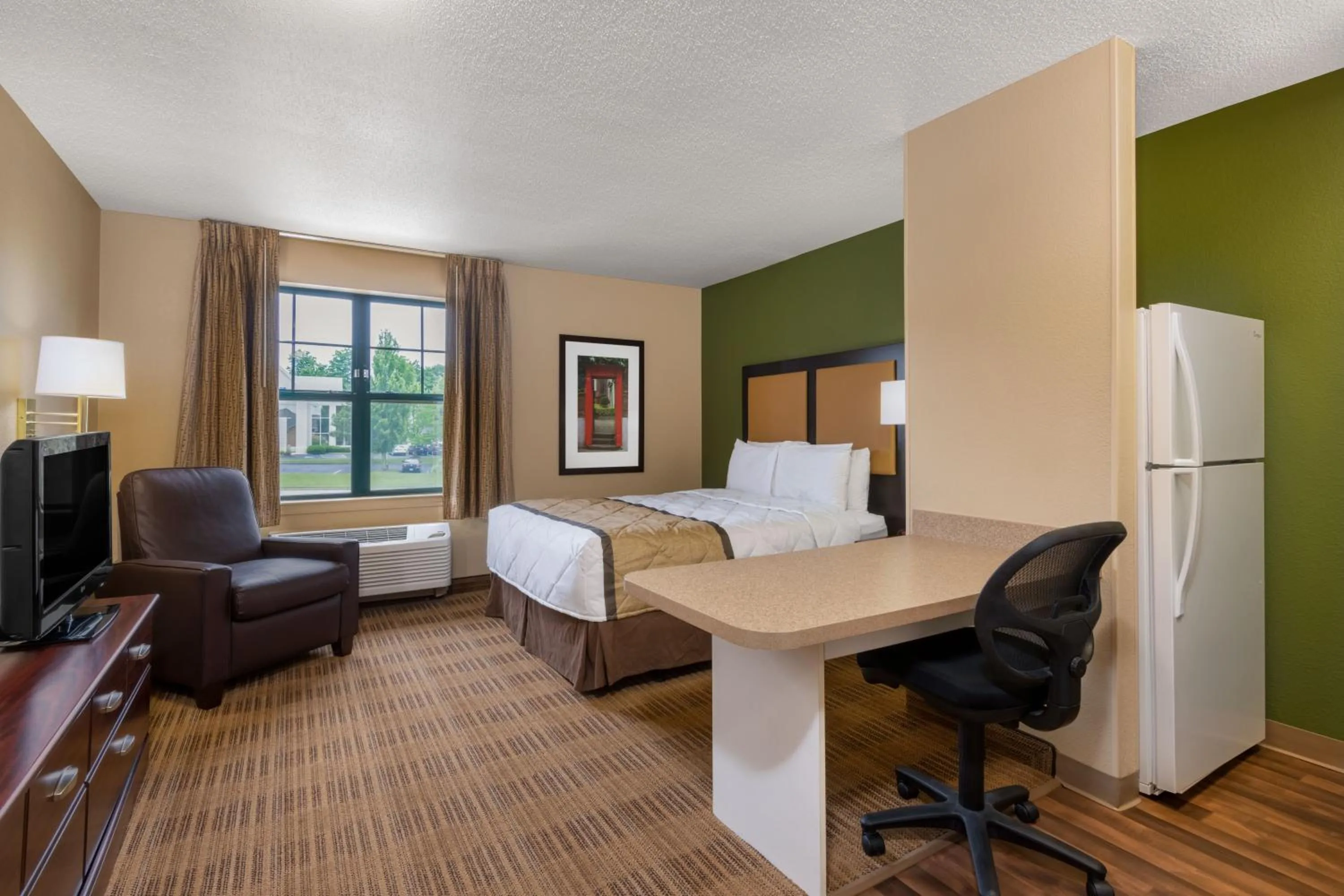 Photo of the whole room, Bed in Extended Stay America Suites - Chicago - Woodfield Mall