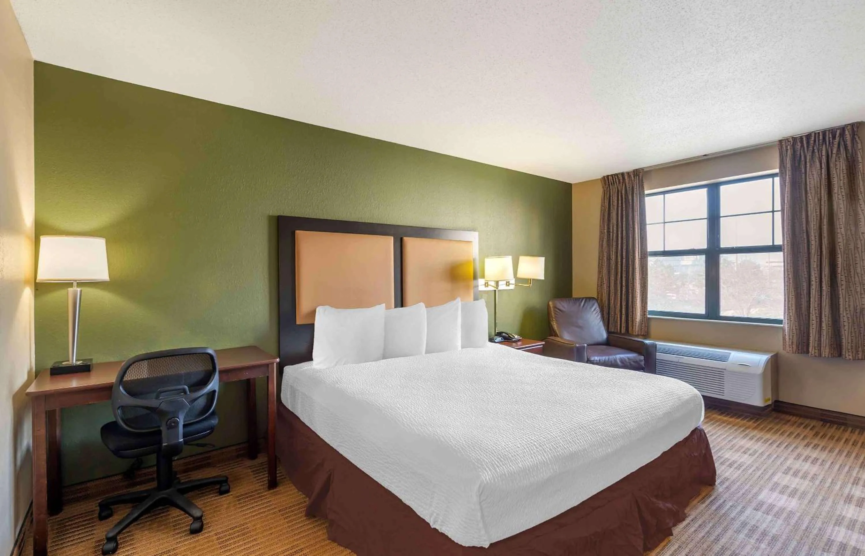 Bedroom, Bed in Extended Stay America Suites - Chicago - Woodfield Mall
