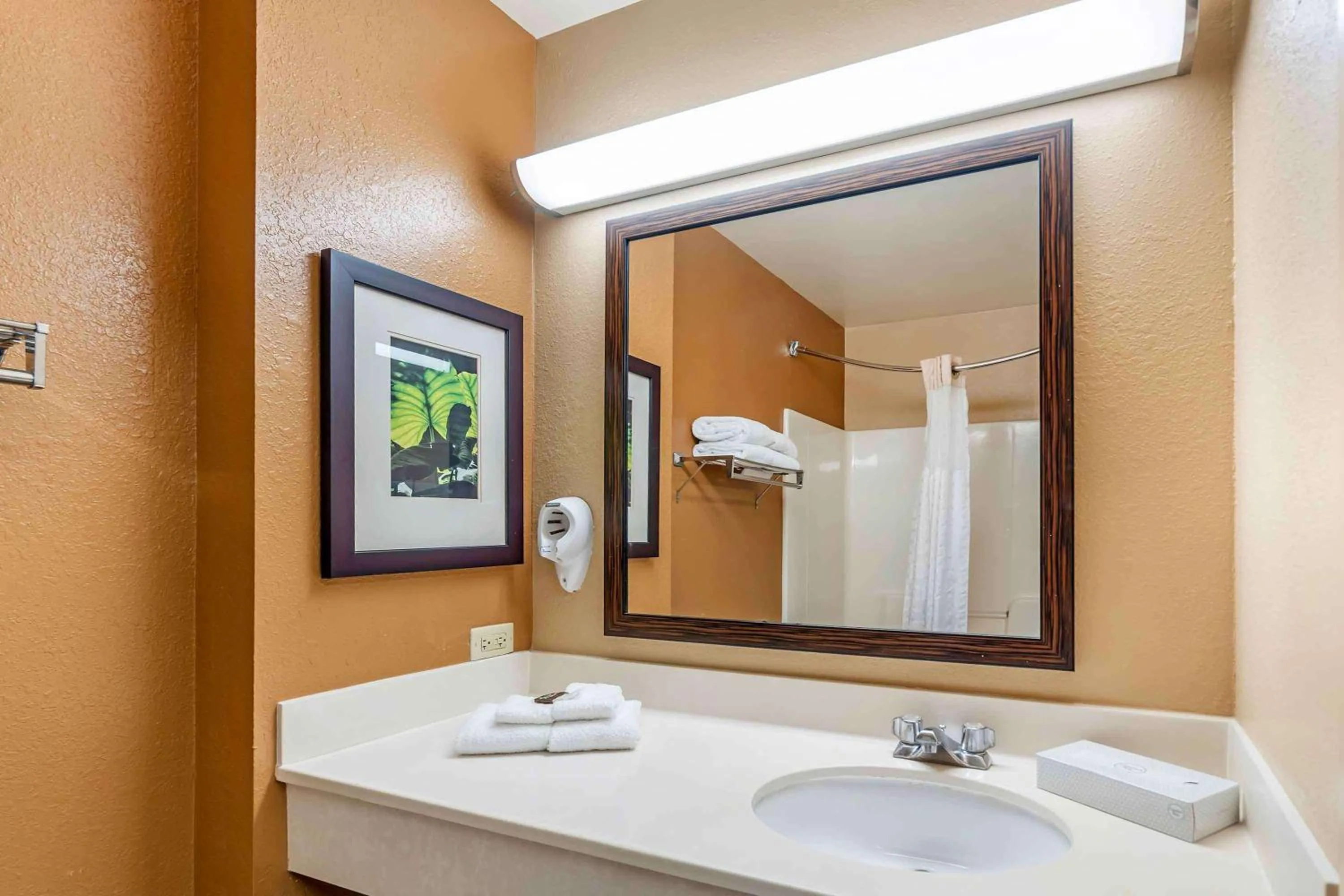Bathroom in Extended Stay America Suites - Chicago - Woodfield Mall