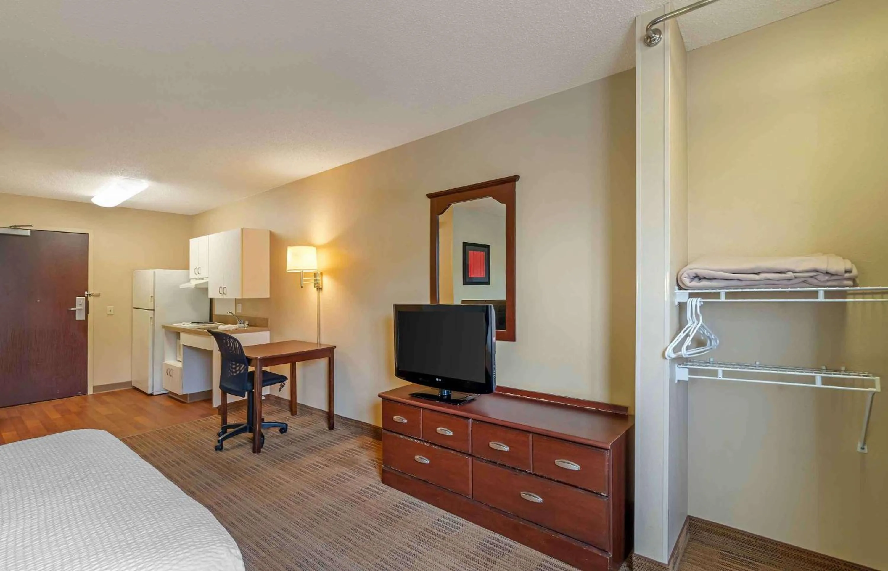 Bedroom, Bed in Extended Stay America Suites - Chicago - Woodfield Mall