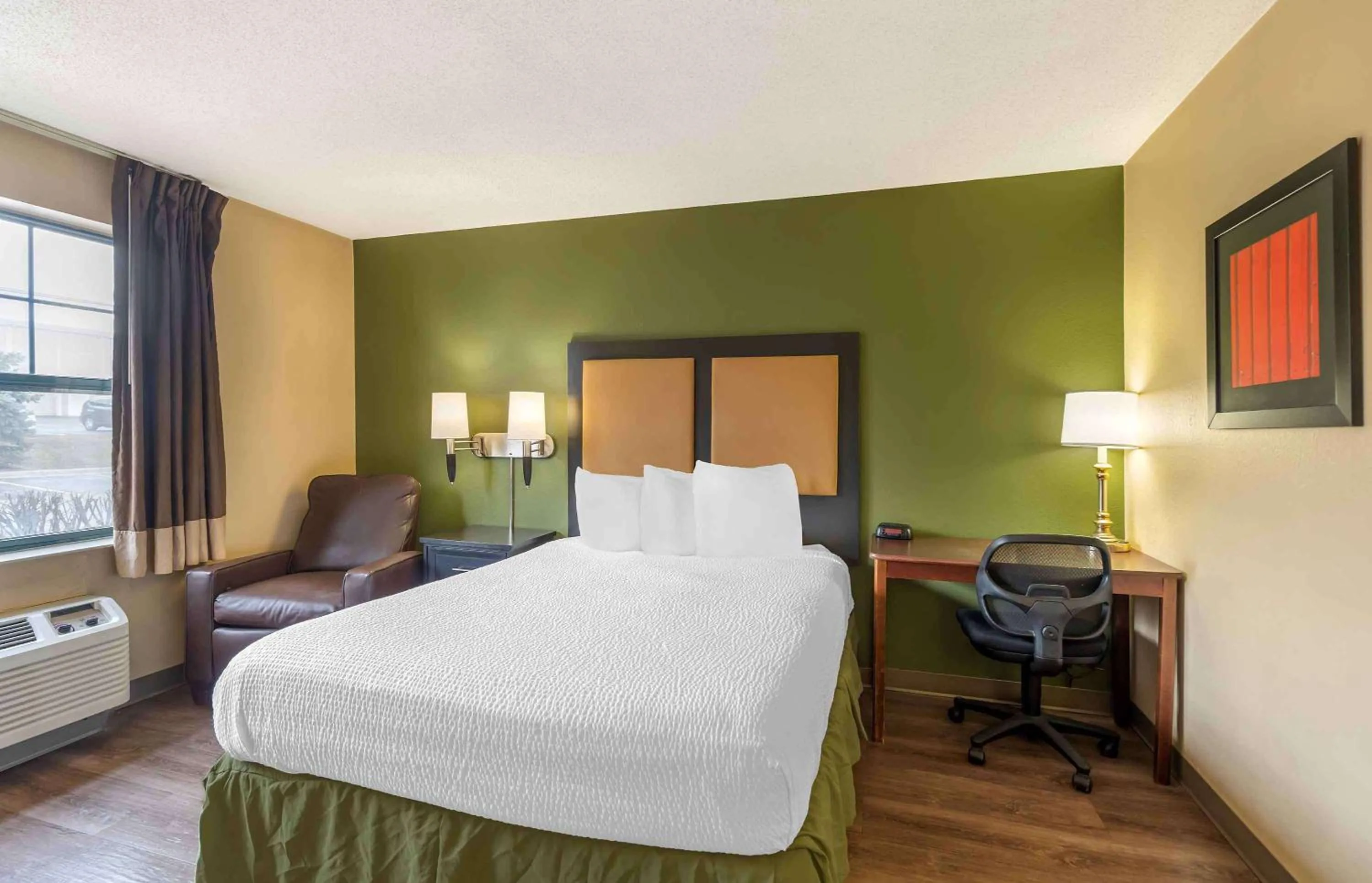 Bedroom, Bed in Extended Stay America Suites - Chicago - Woodfield Mall
