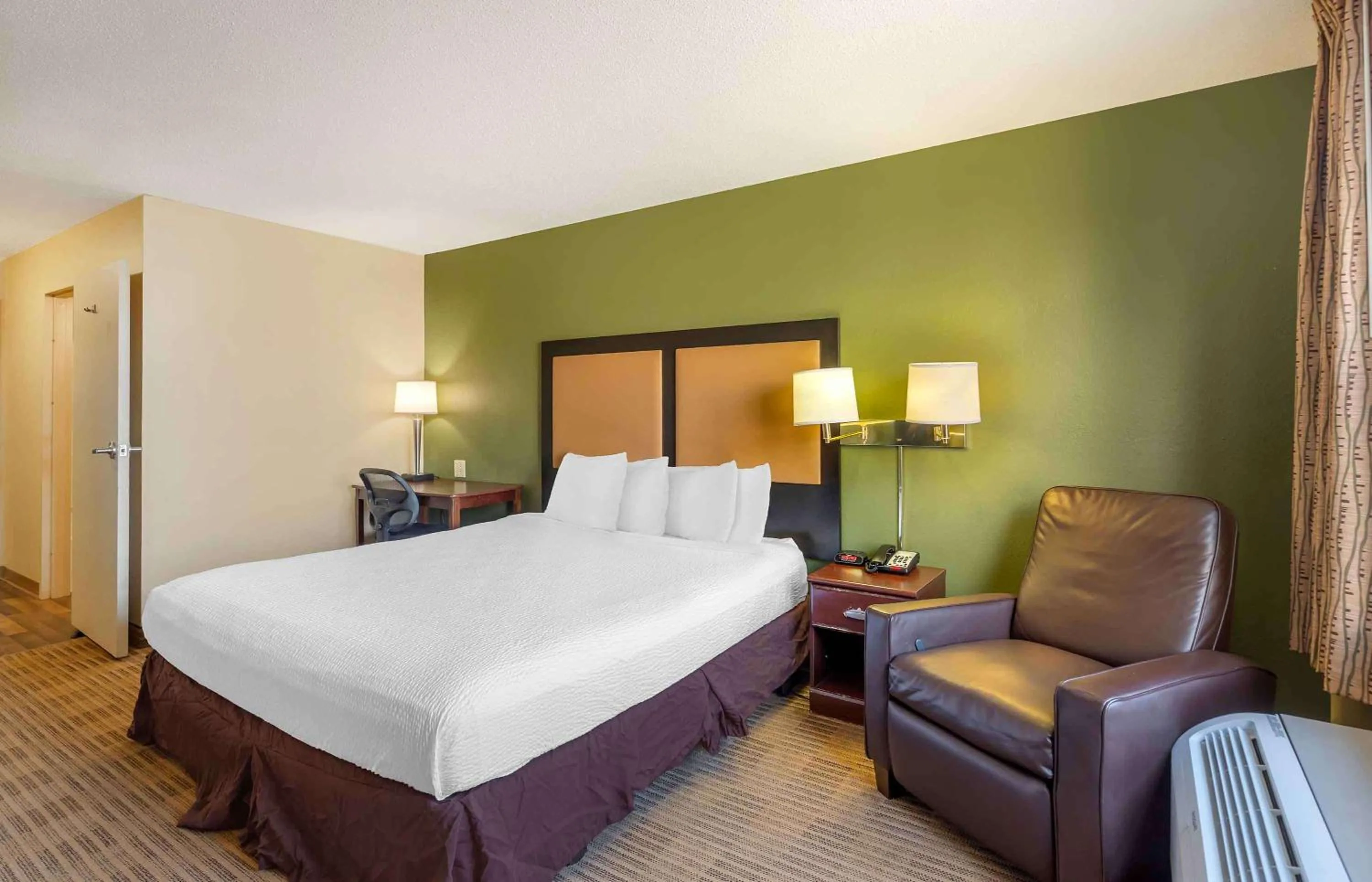 Bedroom, Bed in Extended Stay America Suites - Chicago - Woodfield Mall
