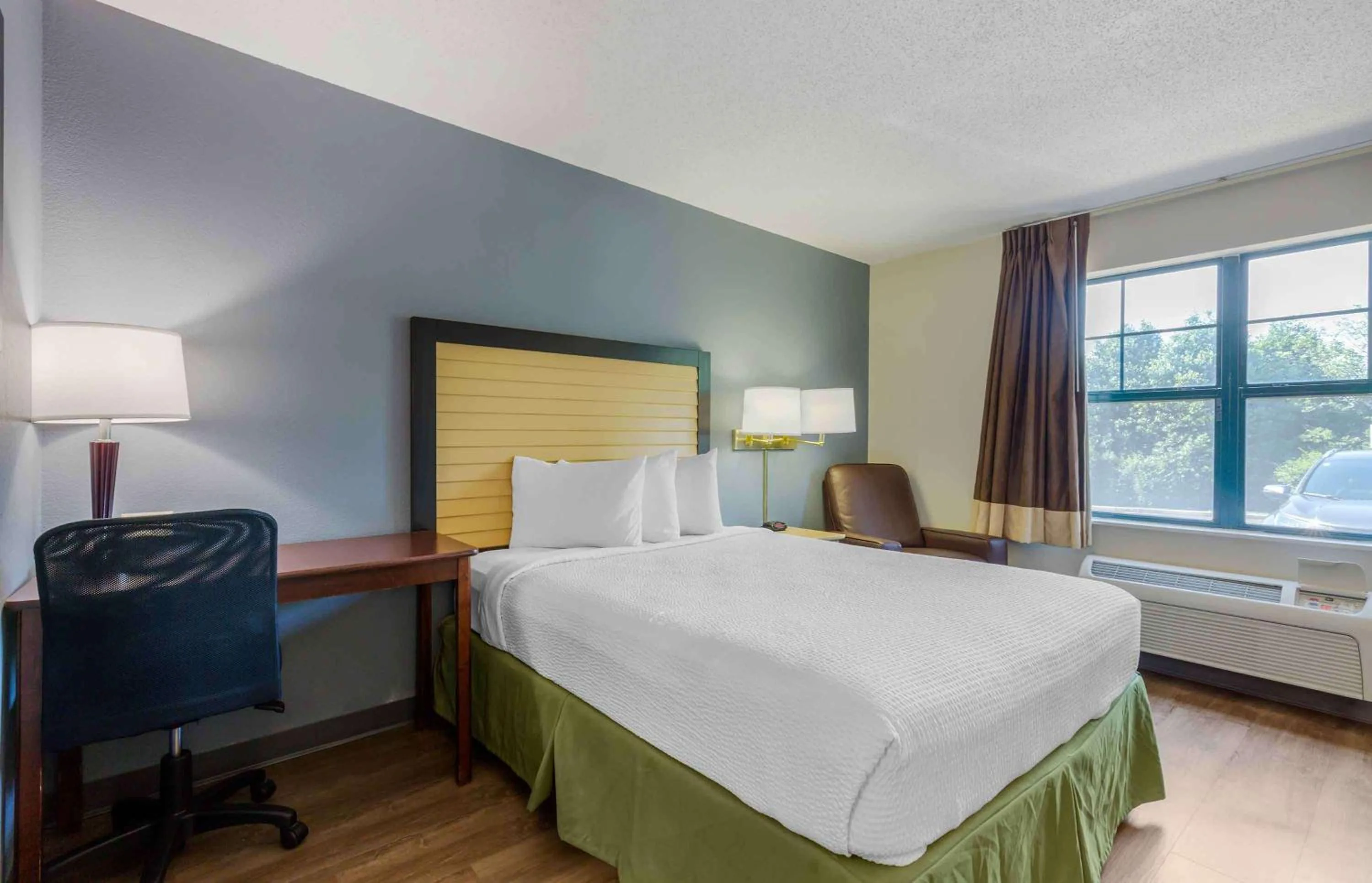 Bedroom, Bed in Extended Stay America Suites - Washington DC Germantown Milestone