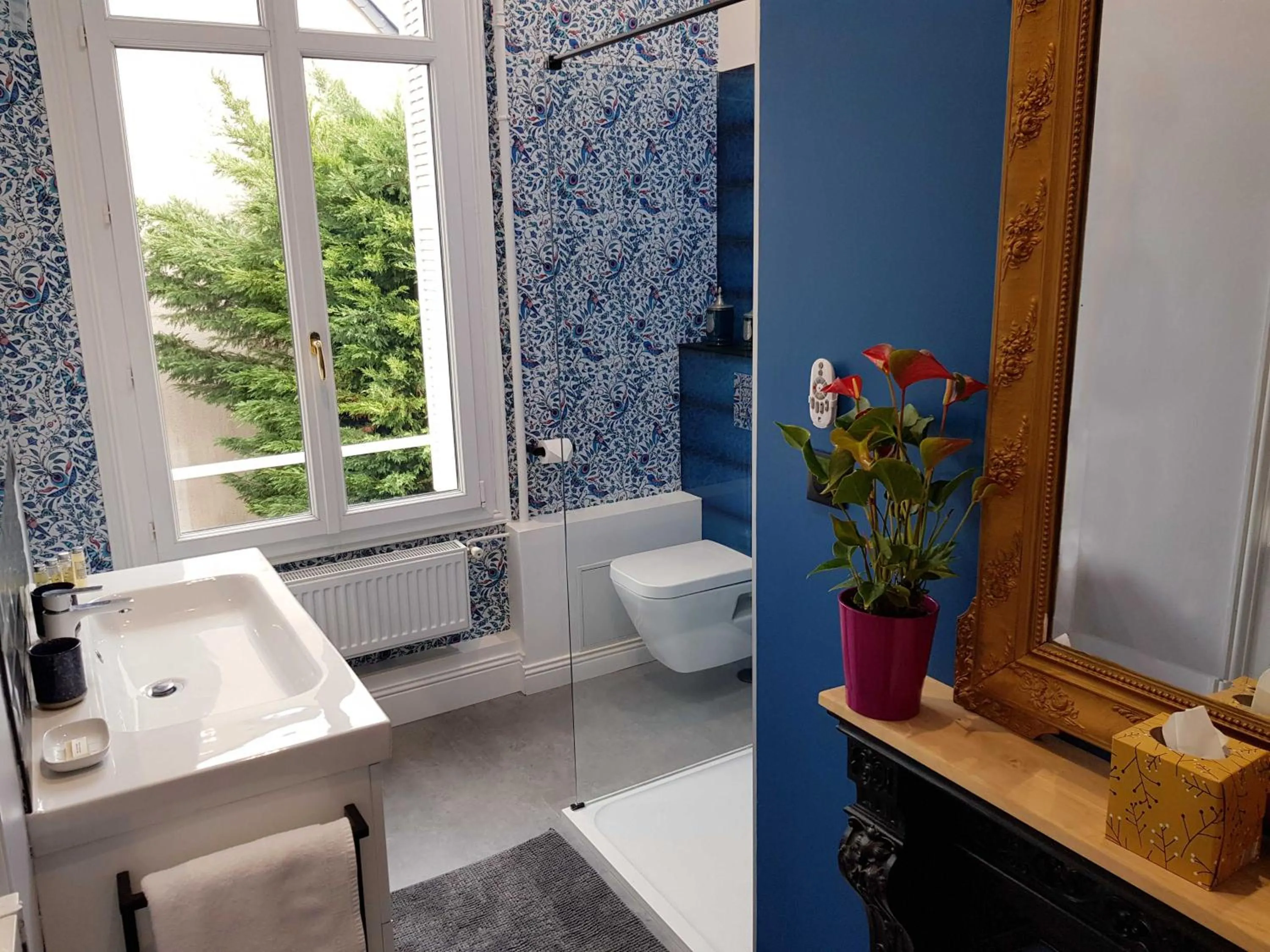 Toilet in LA MAISON LEONARD