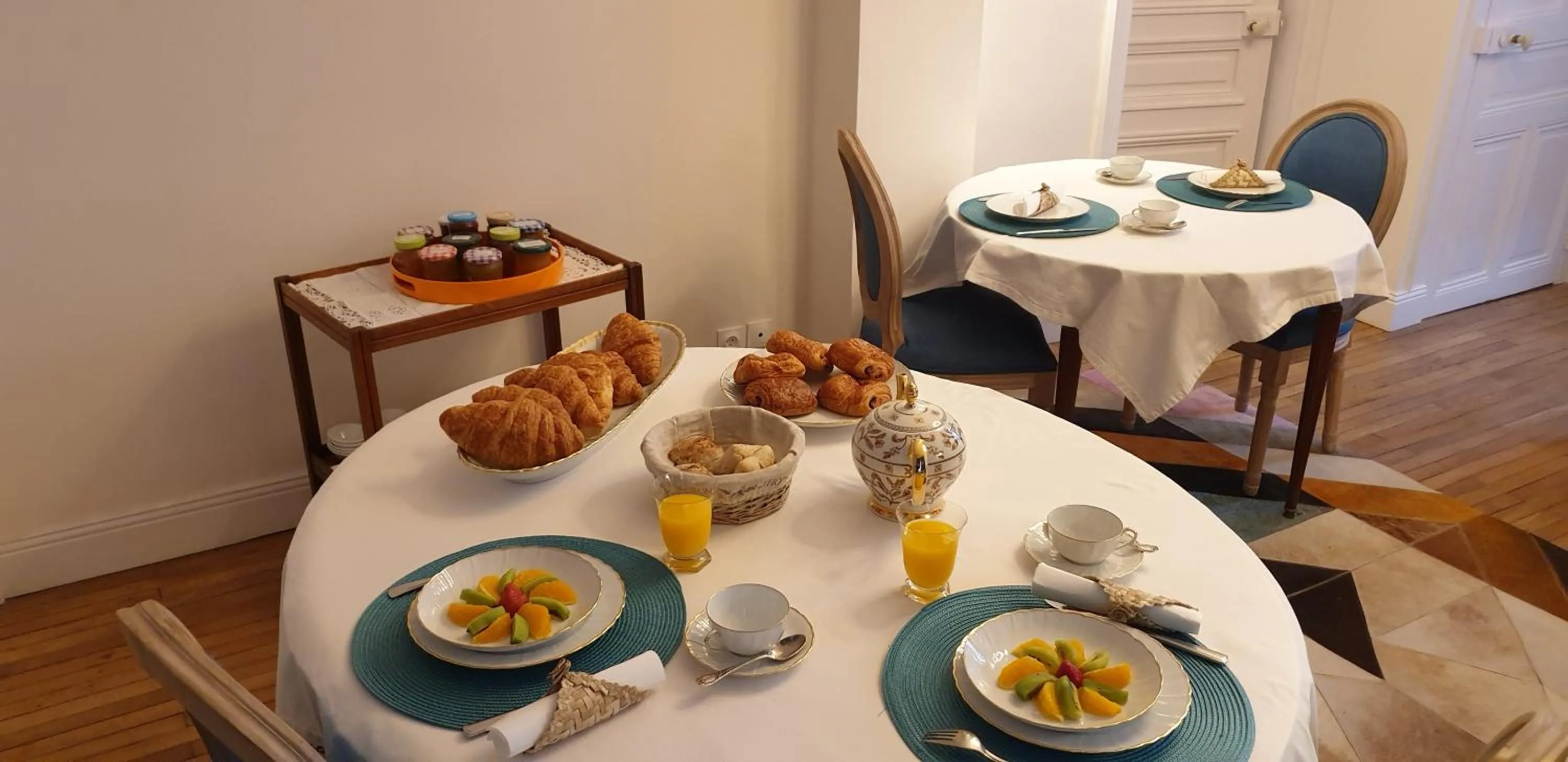 Breakfast in LA MAISON LEONARD