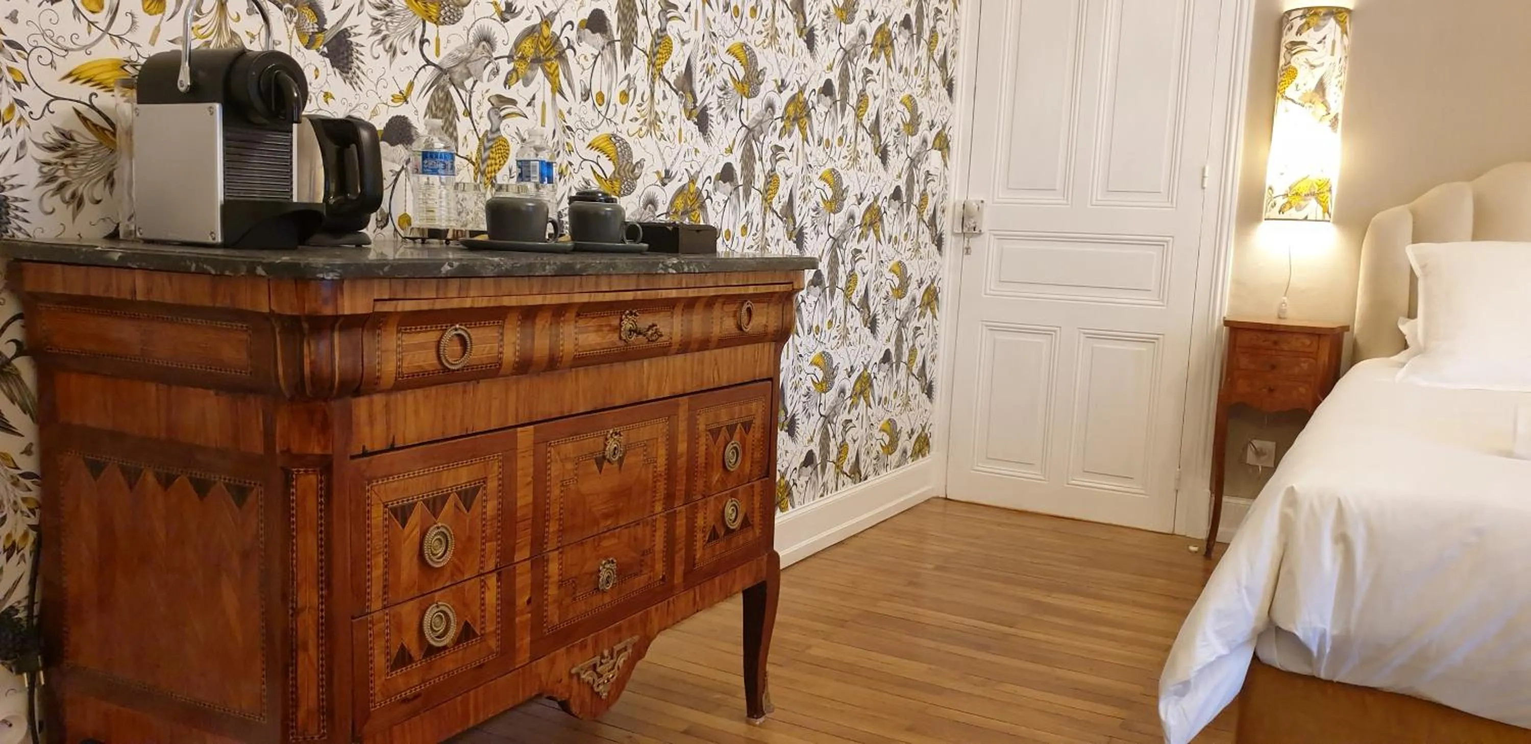 Coffee/tea facilities, Bed in LA MAISON LEONARD