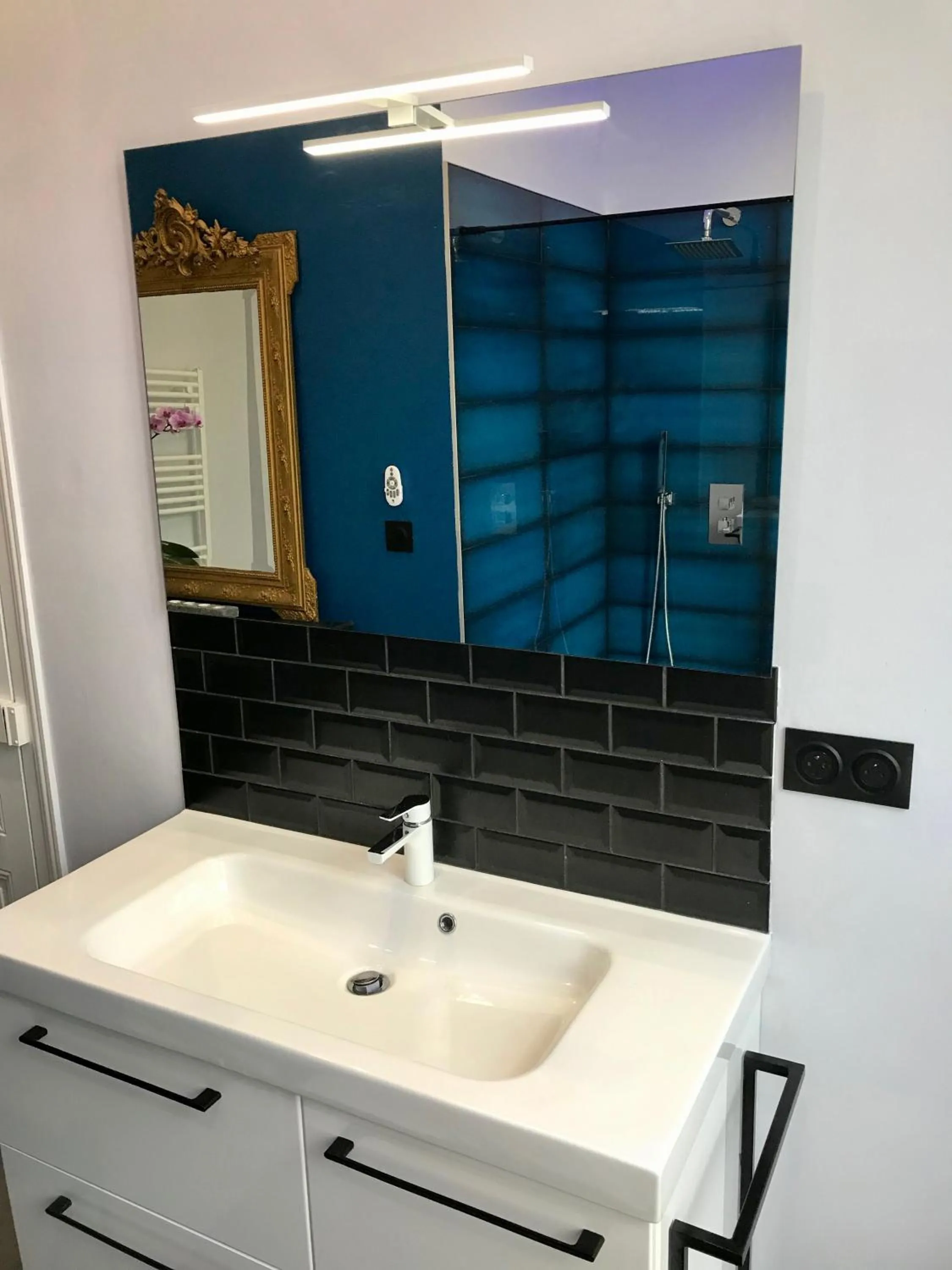 Bathroom in LA MAISON LEONARD