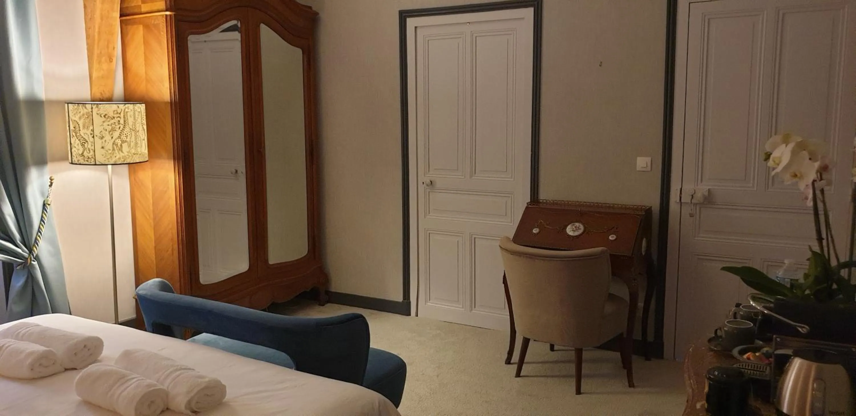 Seating area, Bed in LA MAISON LEONARD