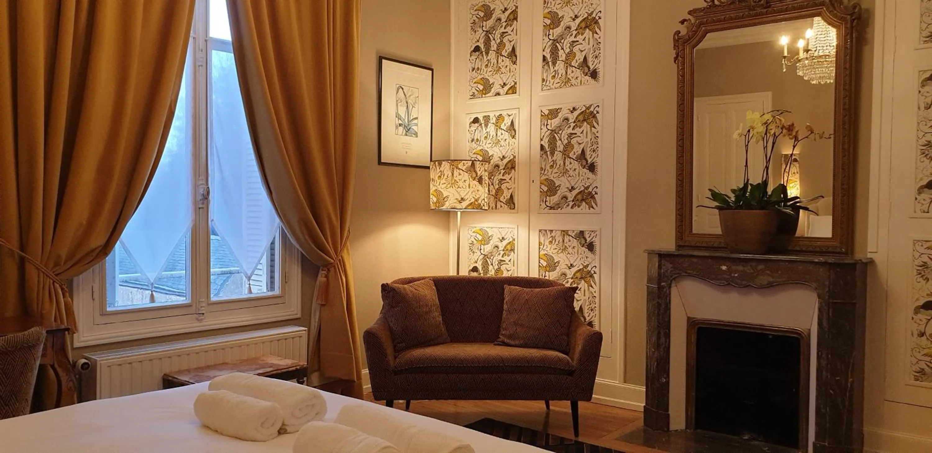 Seating area, Bed in LA MAISON LEONARD
