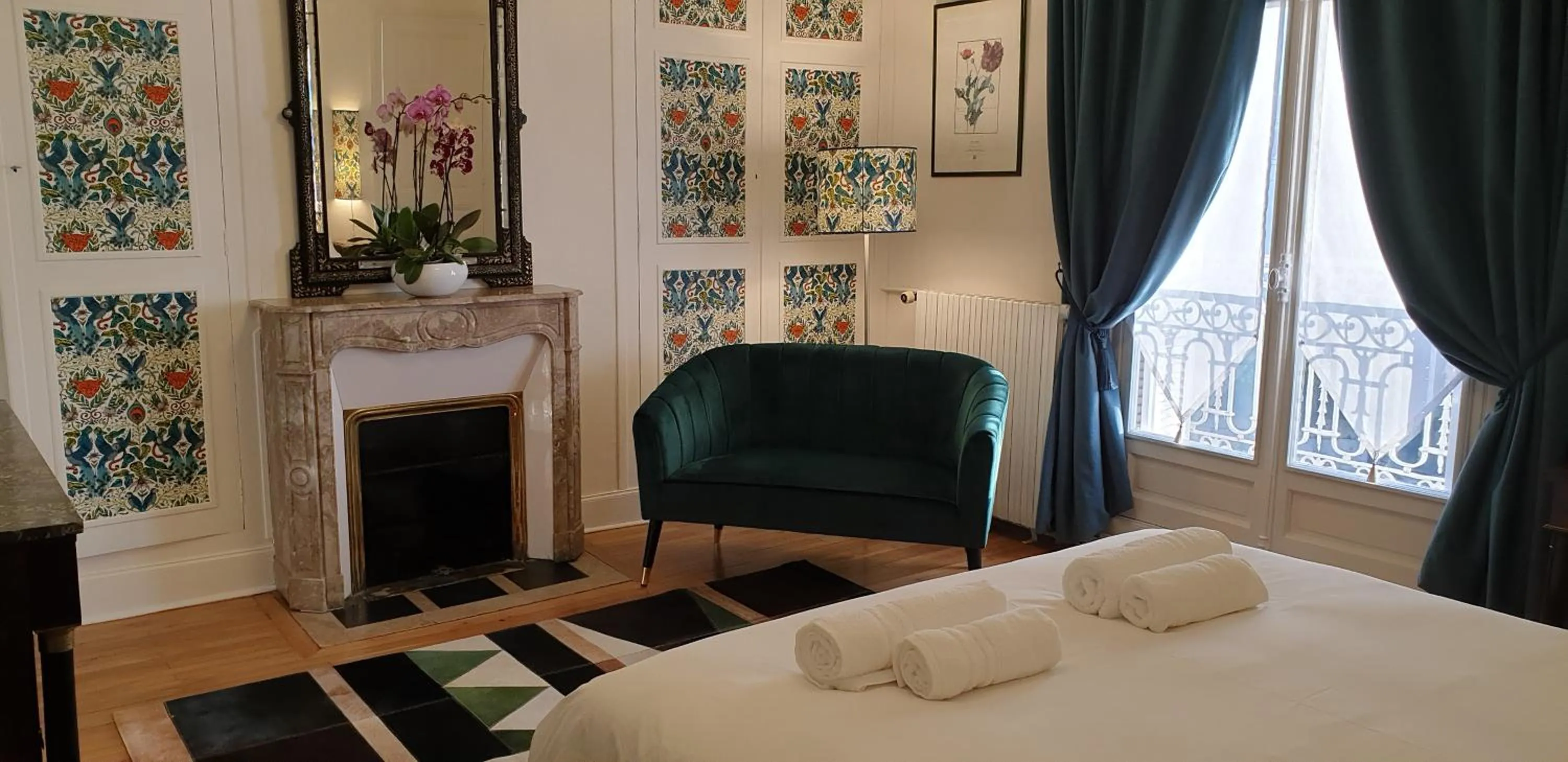 Seating area, Bed in LA MAISON LEONARD