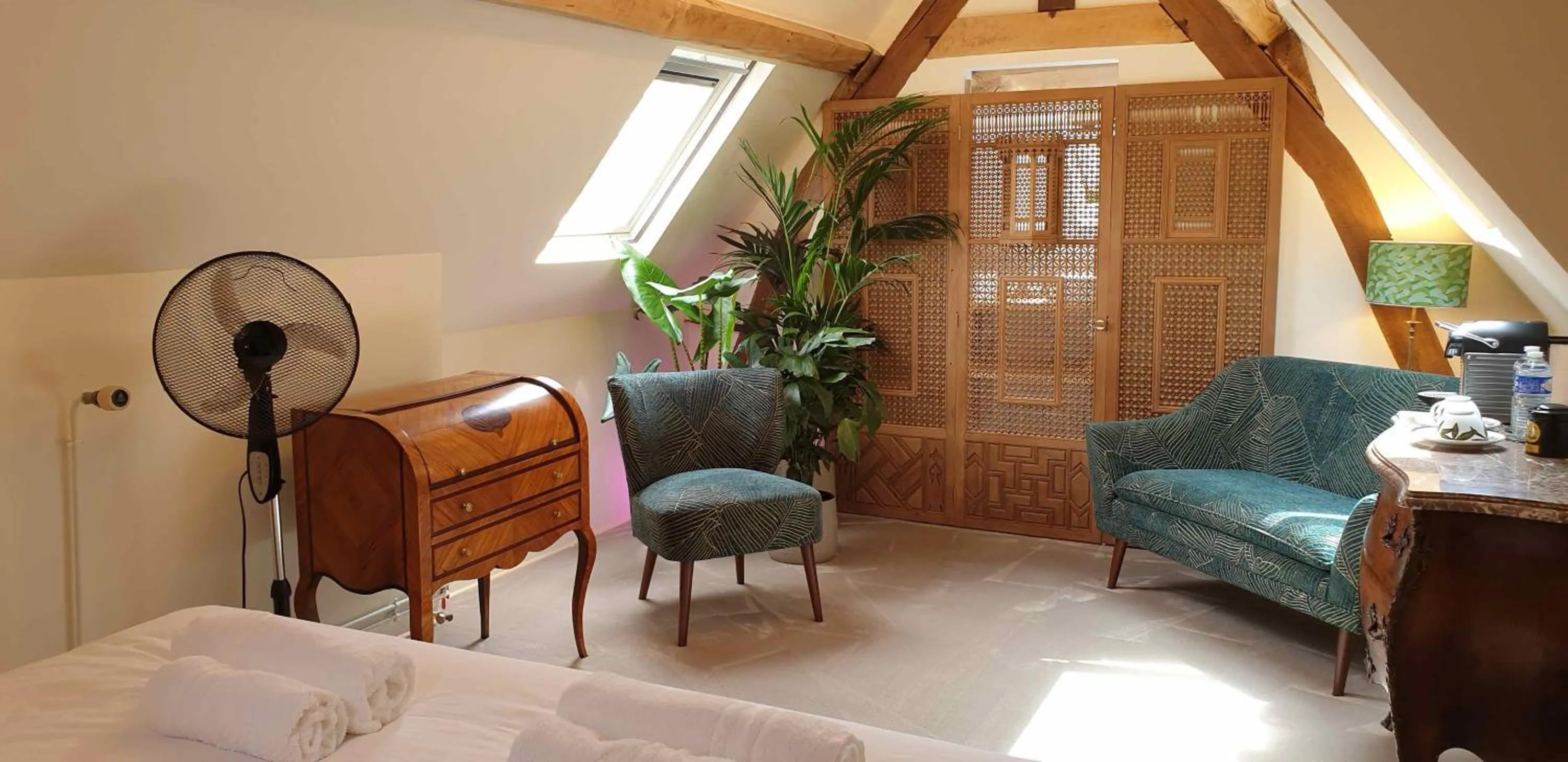 Seating area, Bed in LA MAISON LEONARD