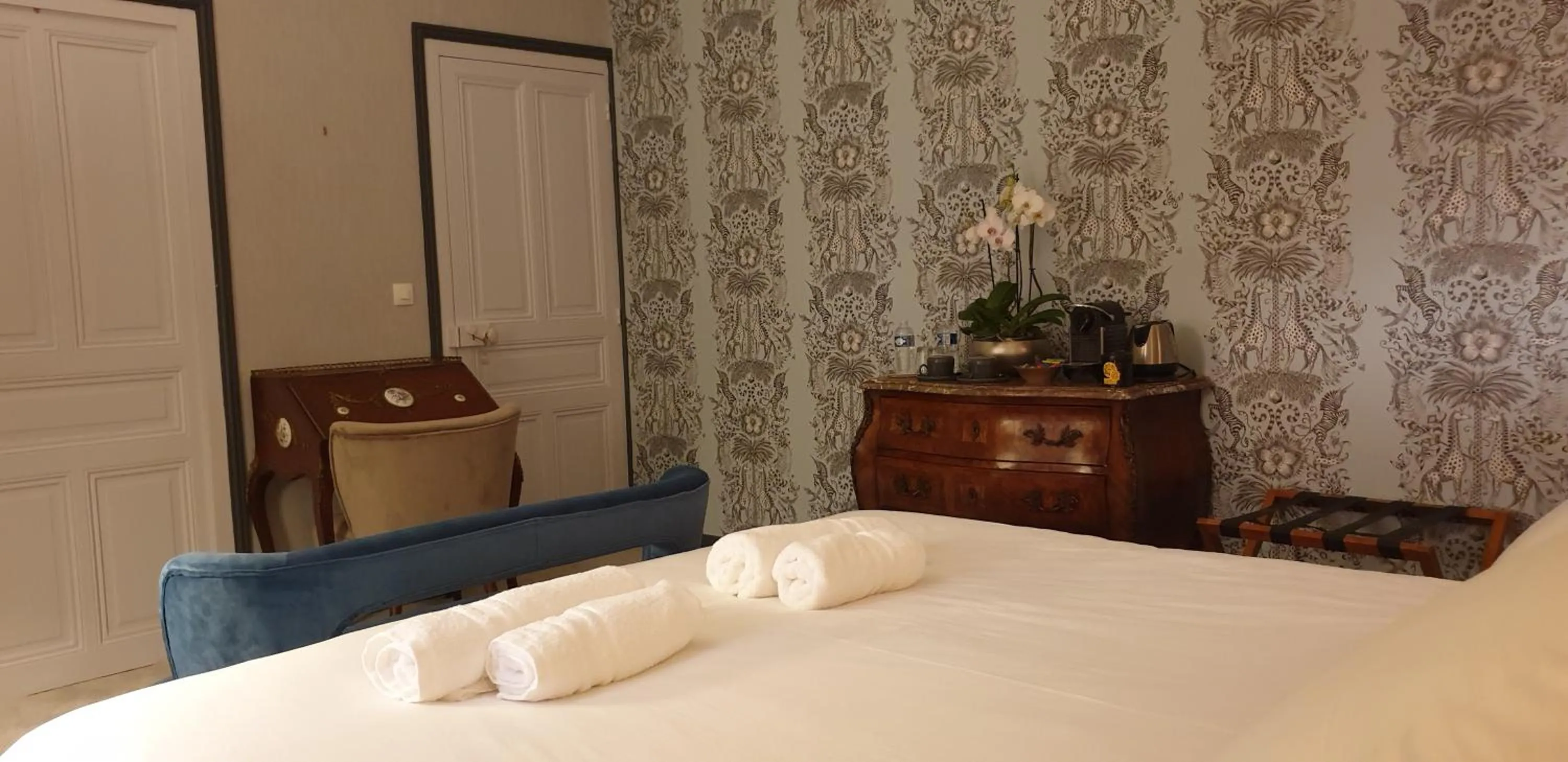 Photo of the whole room, Bed in LA MAISON LEONARD
