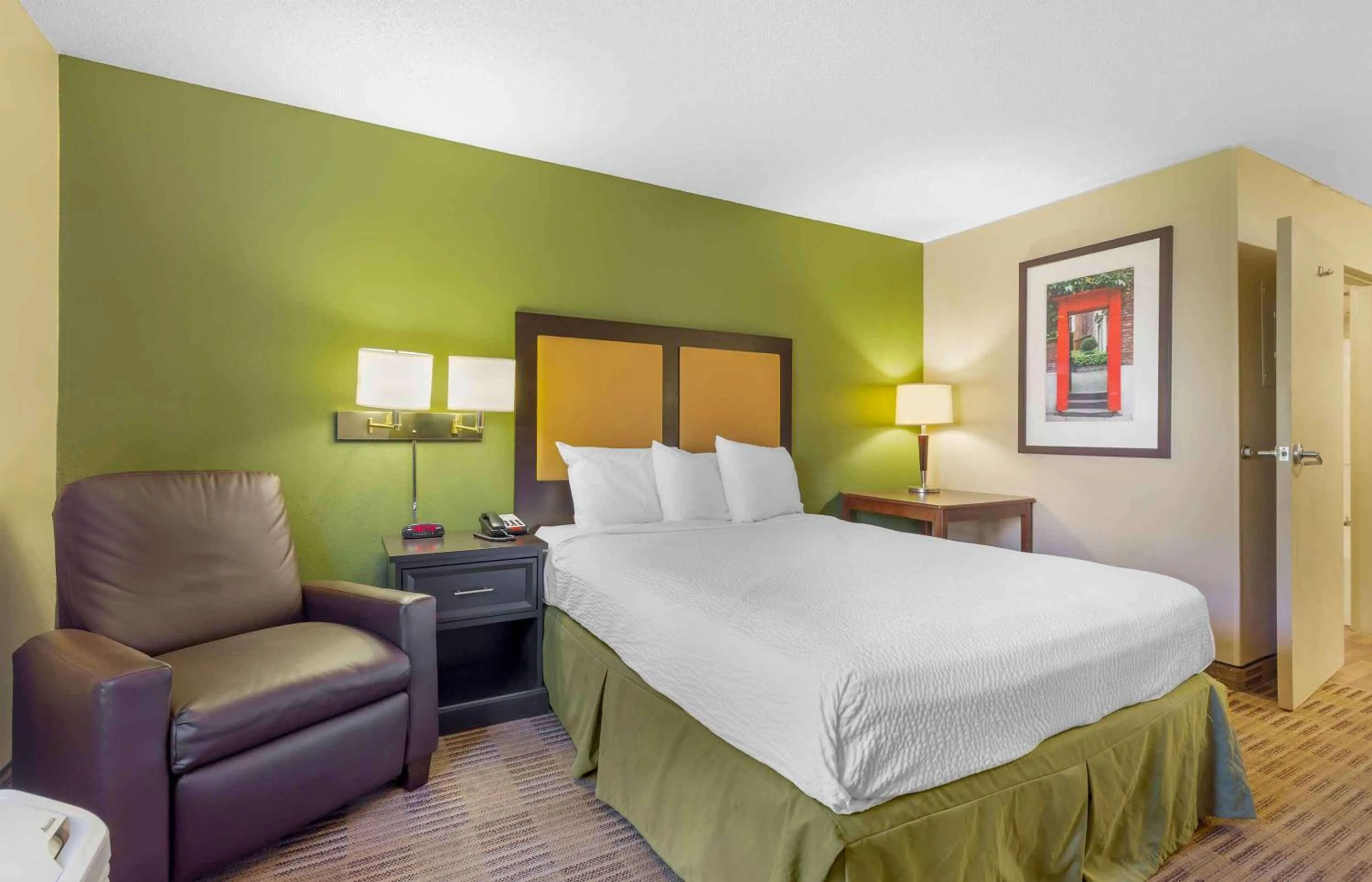 Bedroom, Bed in Extended Stay America Suites - Washington, DC - Chantilly - Dulles South