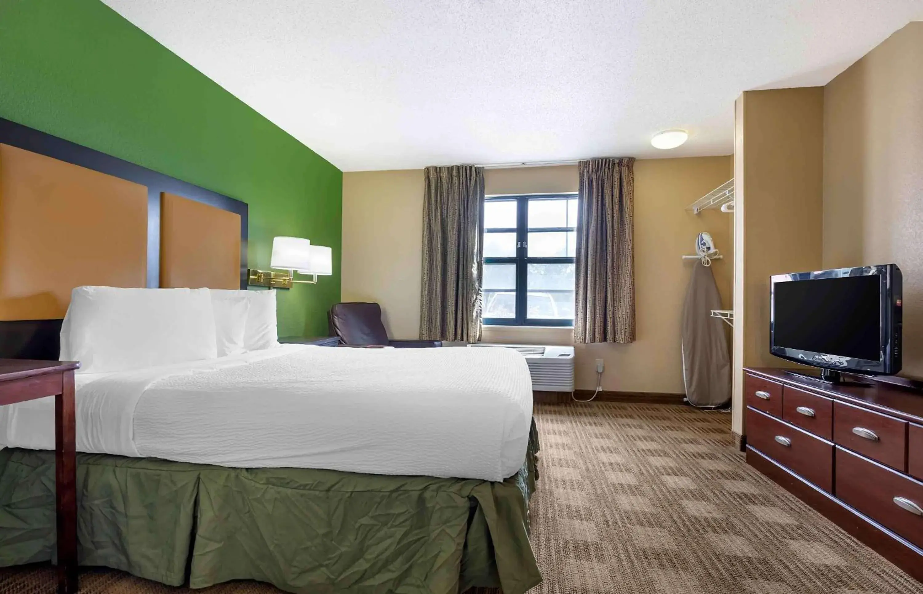 Bedroom, Bed in Extended Stay America Suites - Austin - Round Rock - South Bedroom, Bed in Extended Stay America Suites - Austin - Round Rock - South