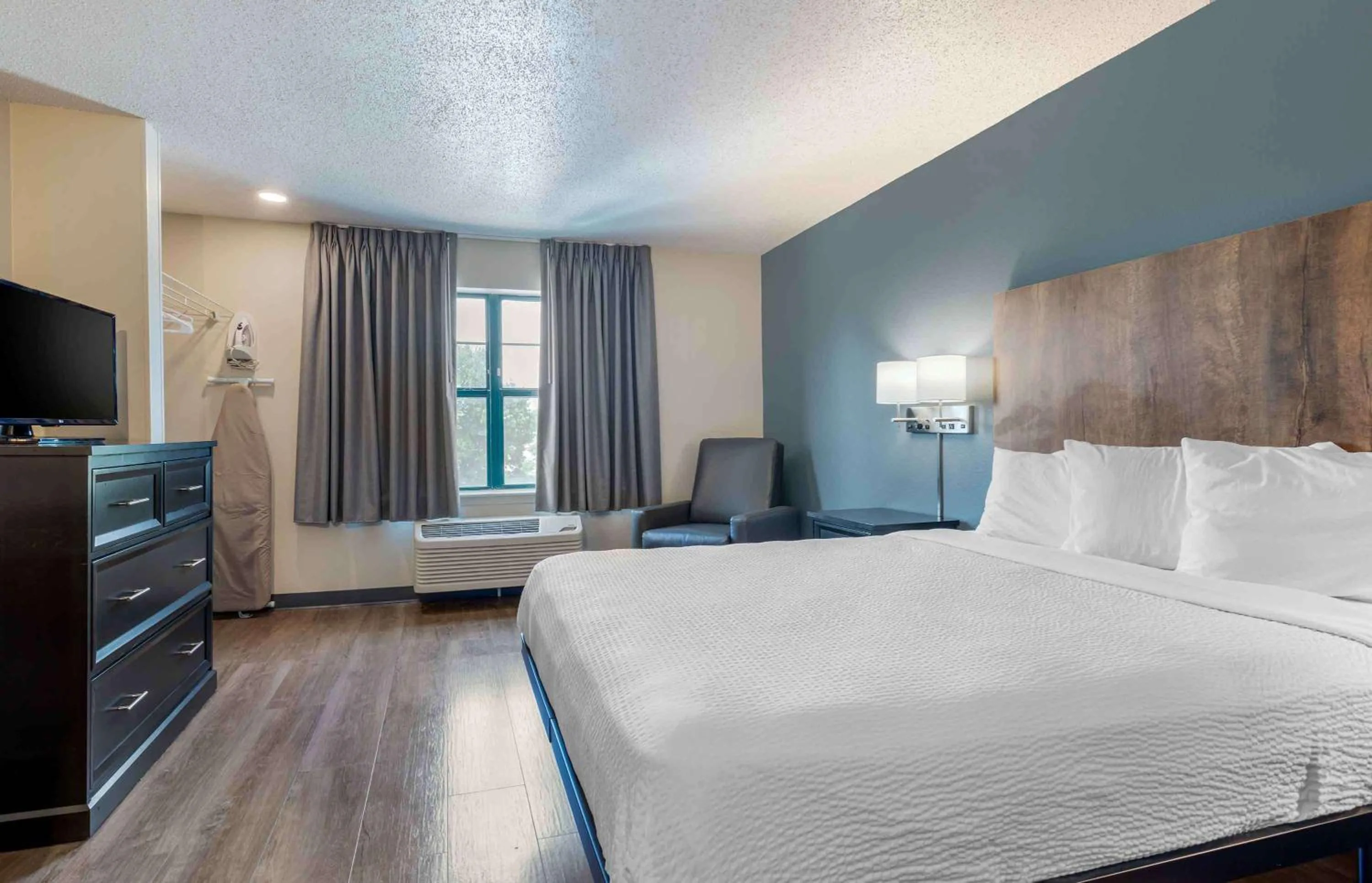 Bedroom, Bed in Extended Stay America Select Suites - Dallas - Lewisville