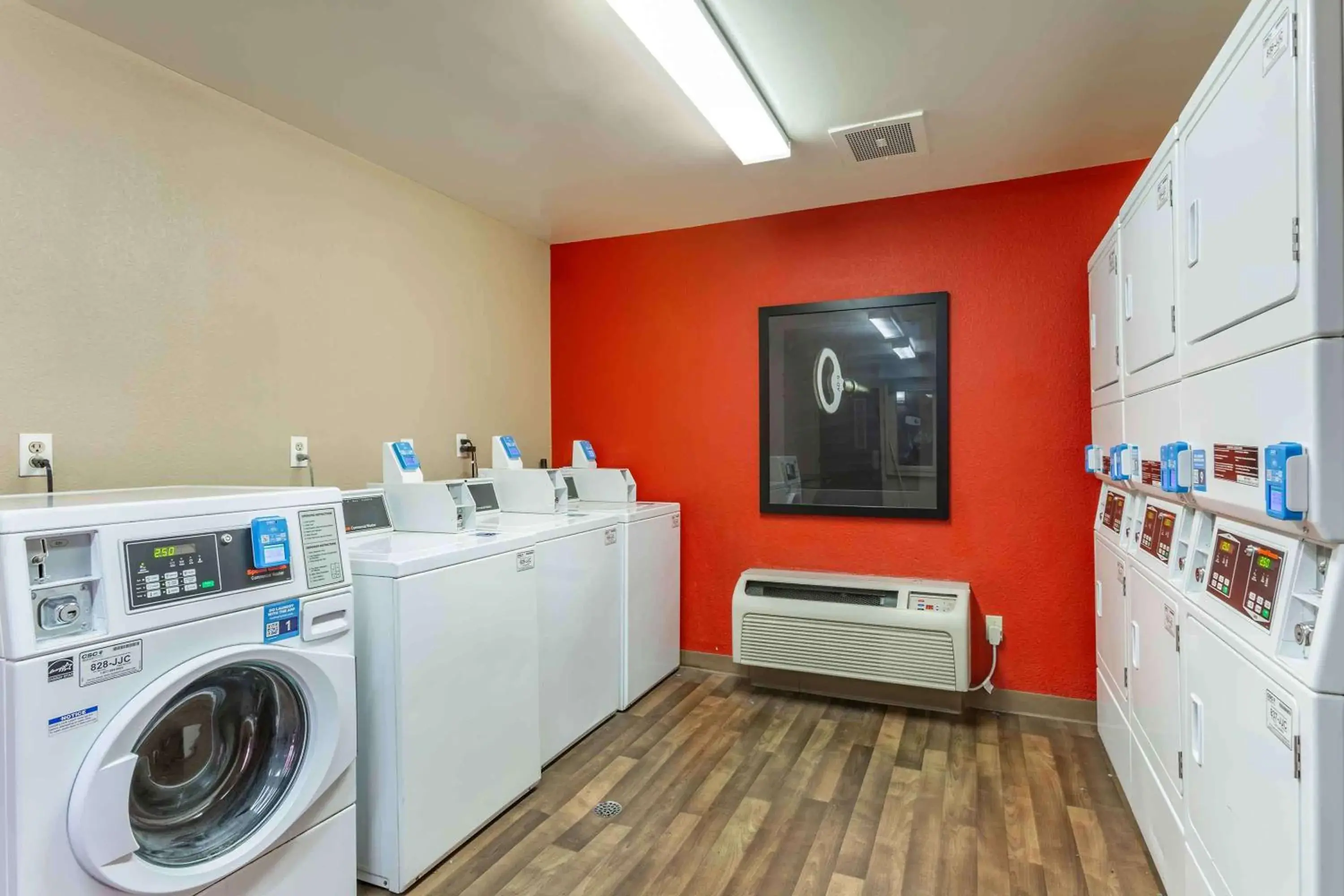 Property building in Extended Stay America Select Suites - Phoenix - Deer Valley Property building in Extended Stay America Select Suites - Phoenix - Deer Valley