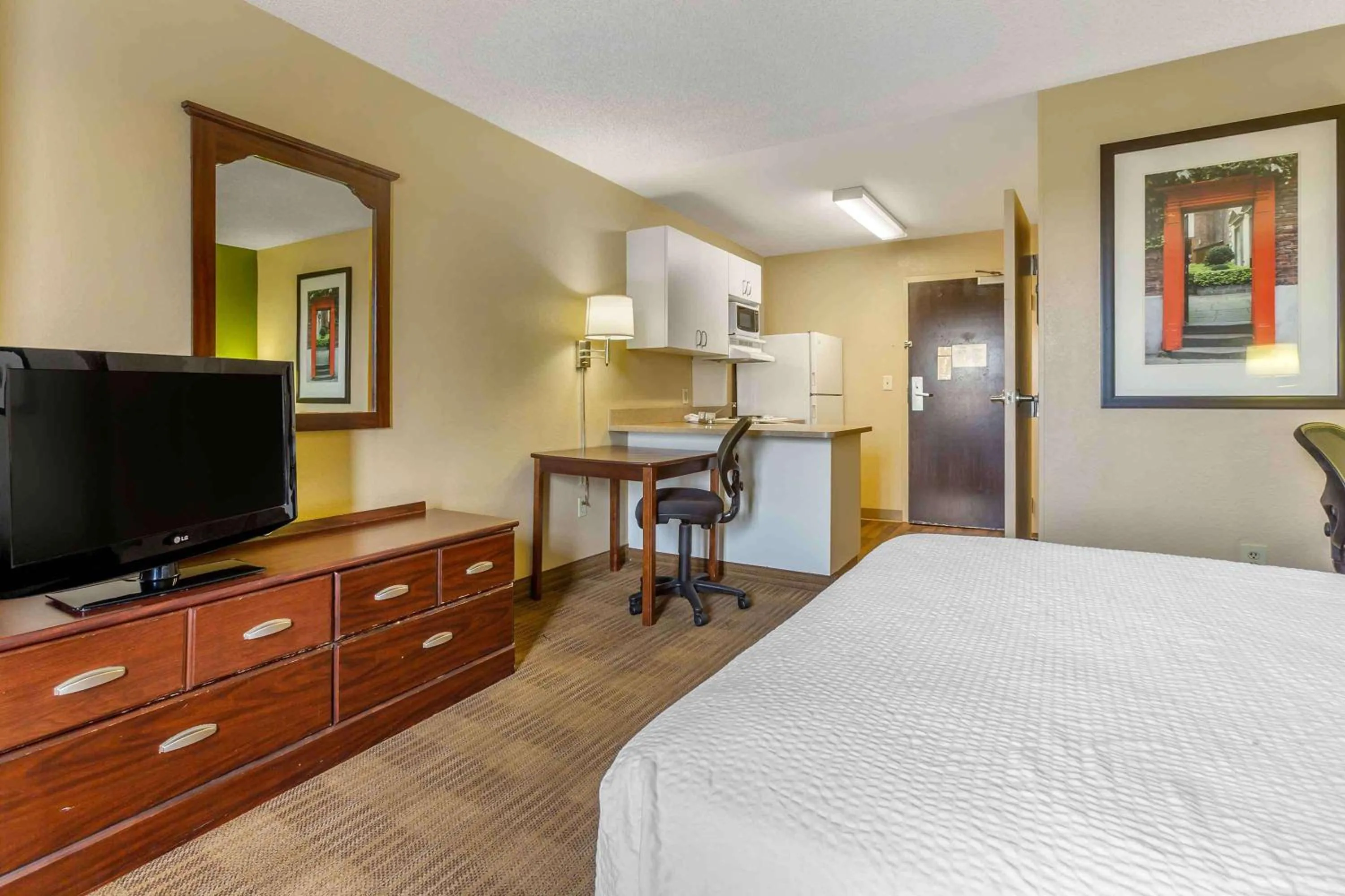 Bedroom, Bed in Extended Stay America Select Suites - Phoenix - Deer Valley