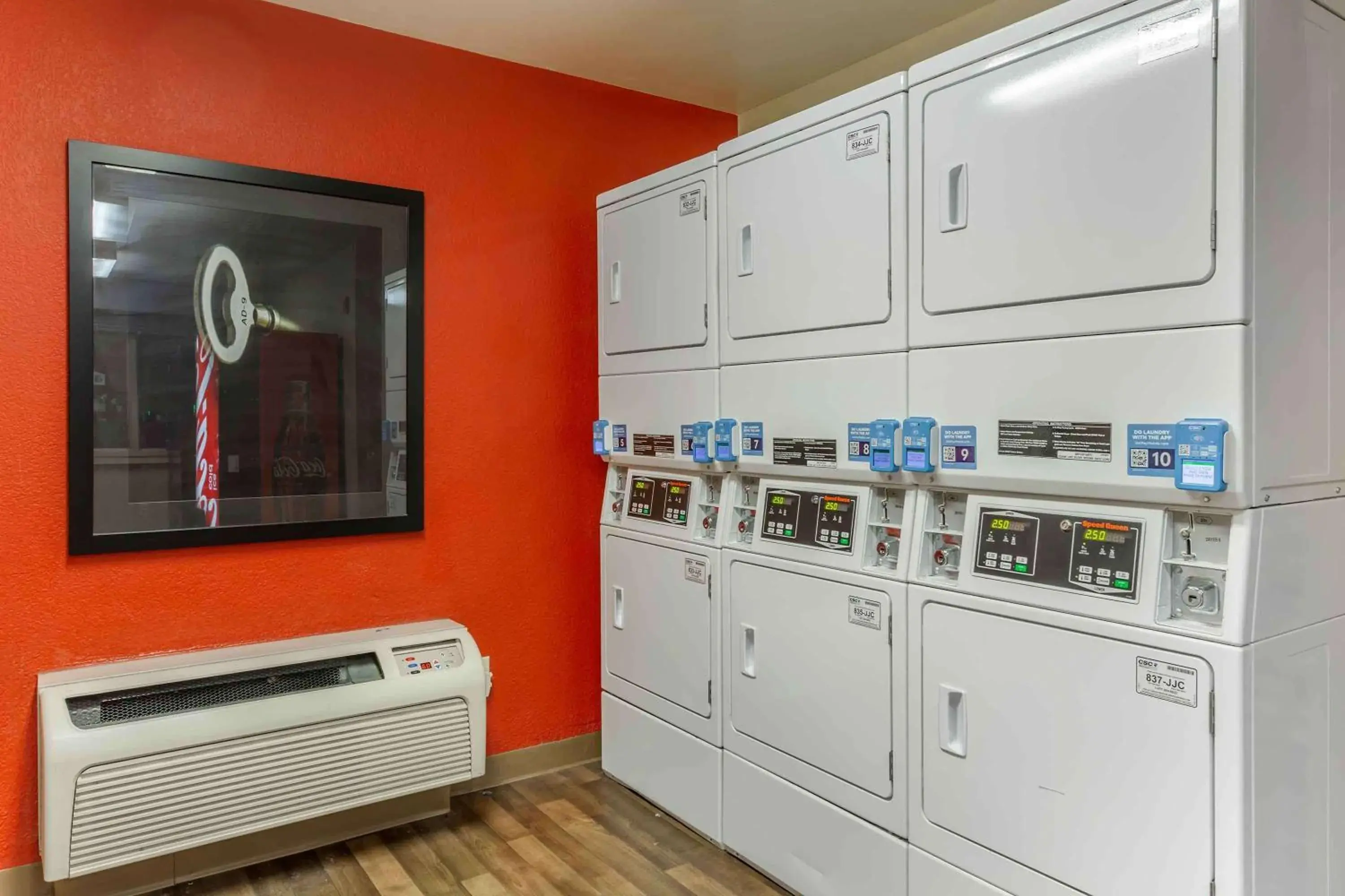 Property building in Extended Stay America Select Suites - Phoenix - Deer Valley Property building in Extended Stay America Select Suites - Phoenix - Deer Valley