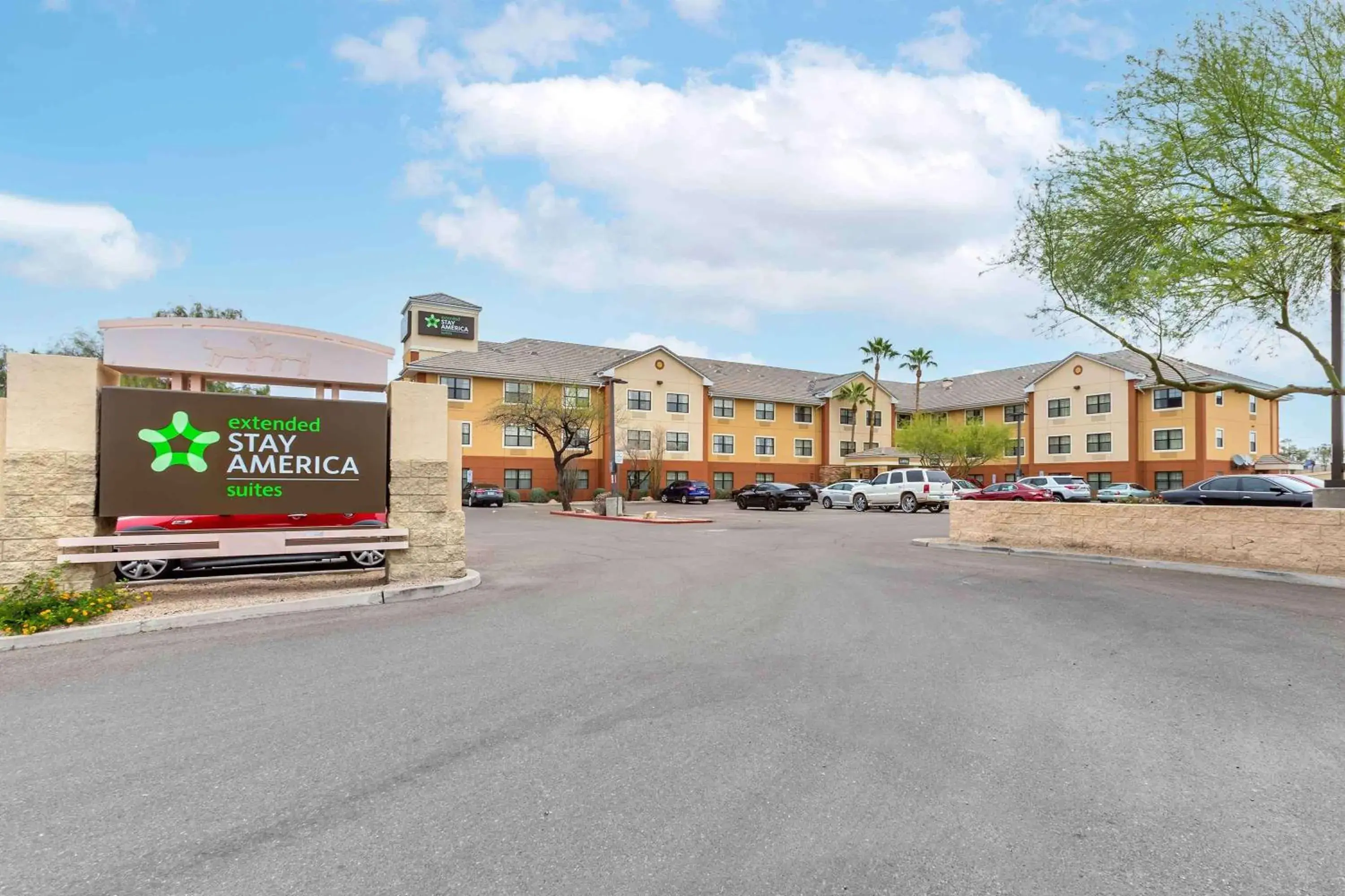 Property building in Extended Stay America Select Suites - Phoenix - Deer Valley Property building in Extended Stay America Select Suites - Phoenix - Deer Valley