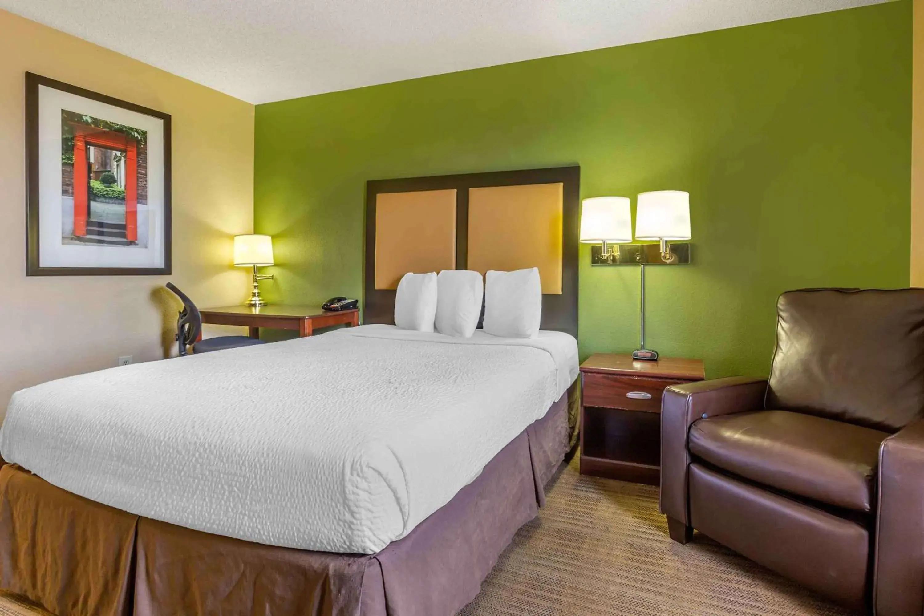 Bedroom, Bed in Extended Stay America Select Suites - Phoenix - Deer Valley Bedroom, Bed in Extended Stay America Select Suites - Phoenix - Deer Valley