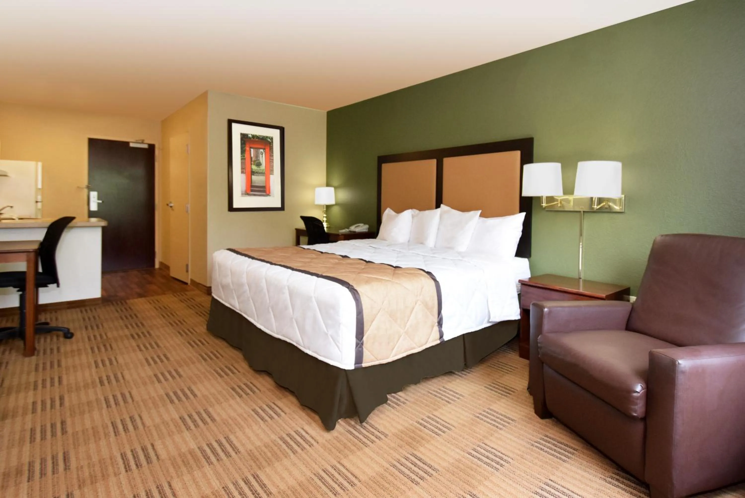 Kitchen or kitchenette, Bed in Extended Stay America Select Suites - Atlanta - Morrow