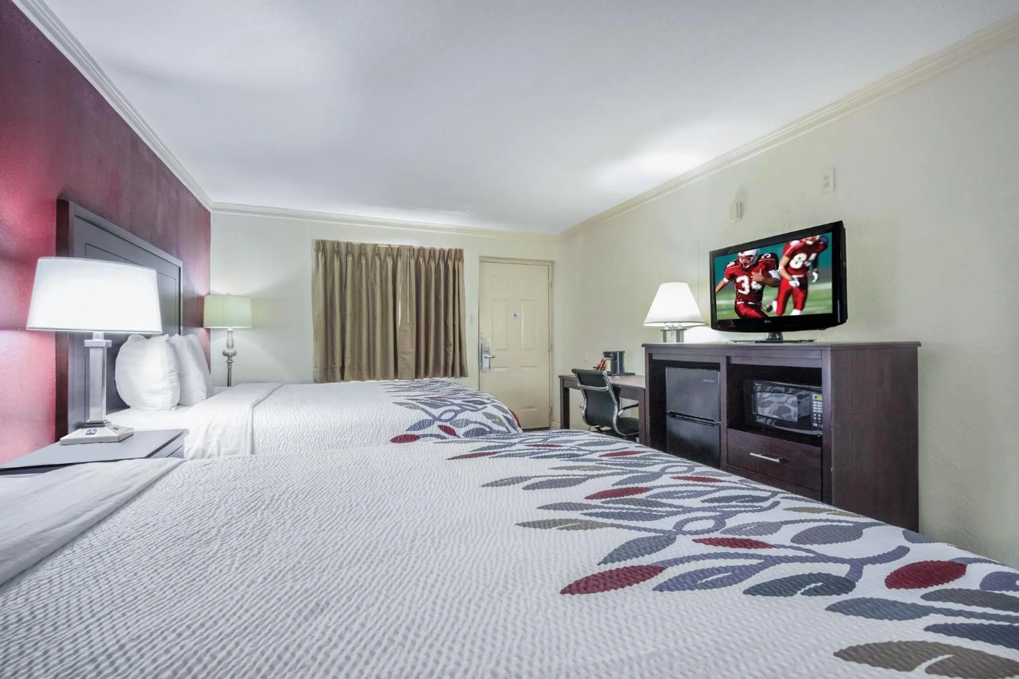Photo of the whole room, Bed in Red Roof Inn Forrest City