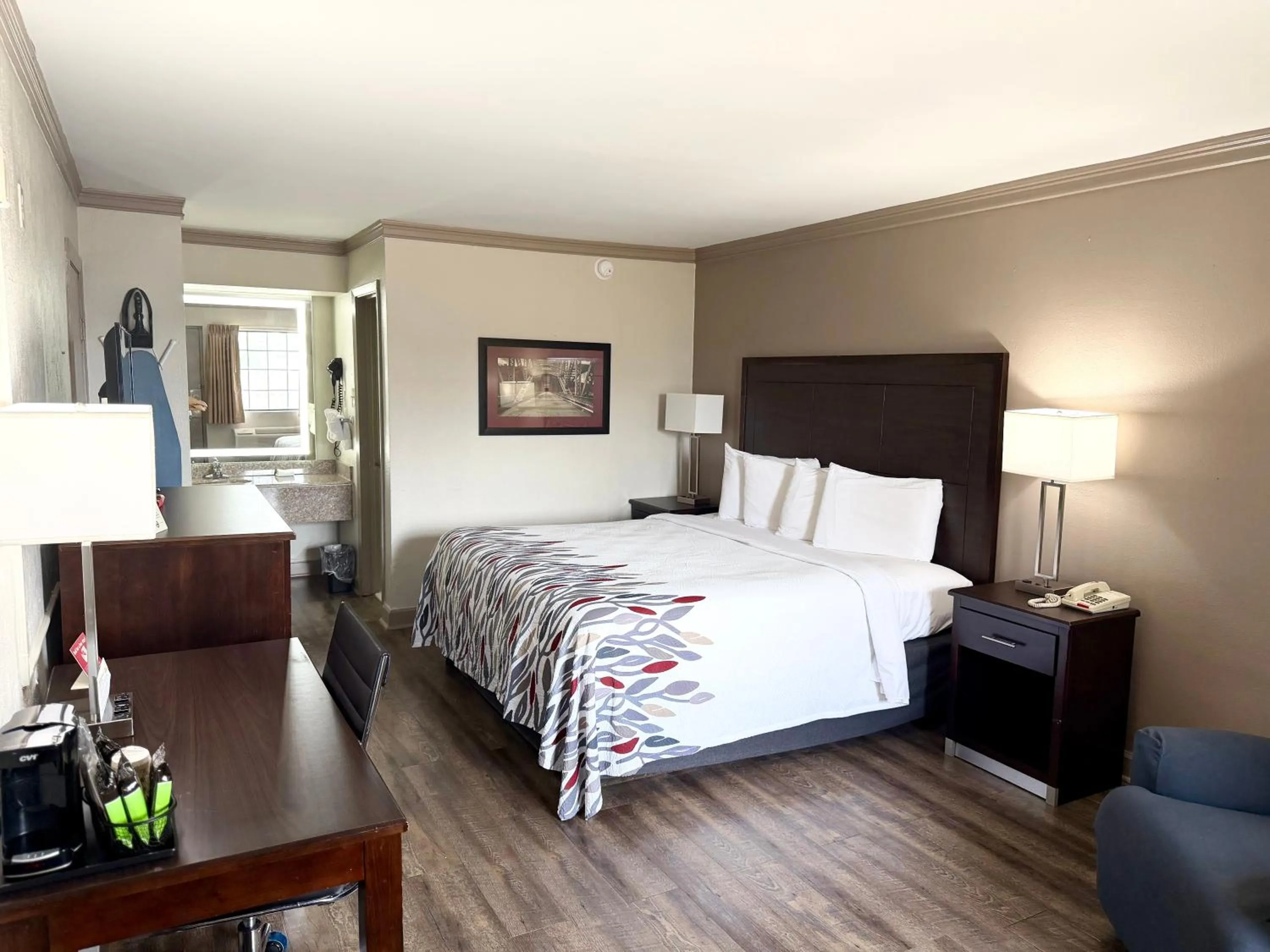 Bedroom, Bed in Red Roof Inn Forrest City