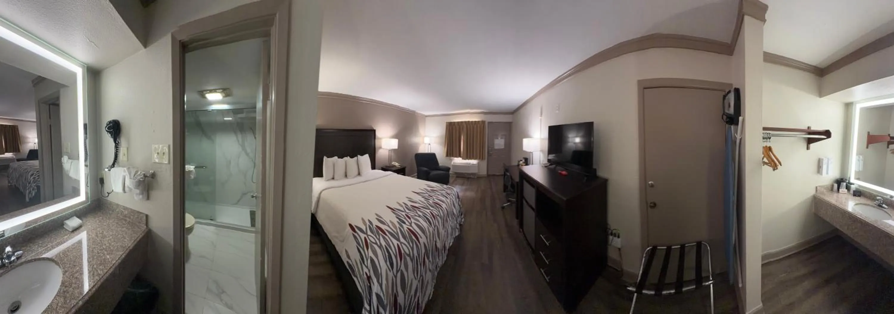 Photo of the whole room, Bed in Red Roof Inn Forrest City