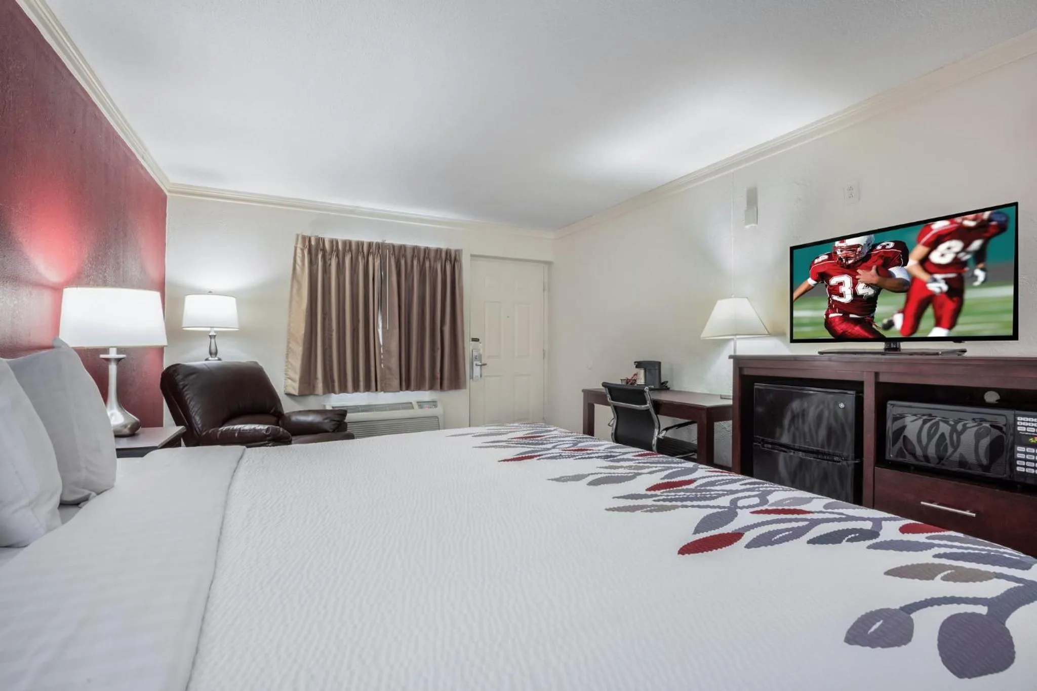 Photo of the whole room, Bed in Red Roof Inn Forrest City