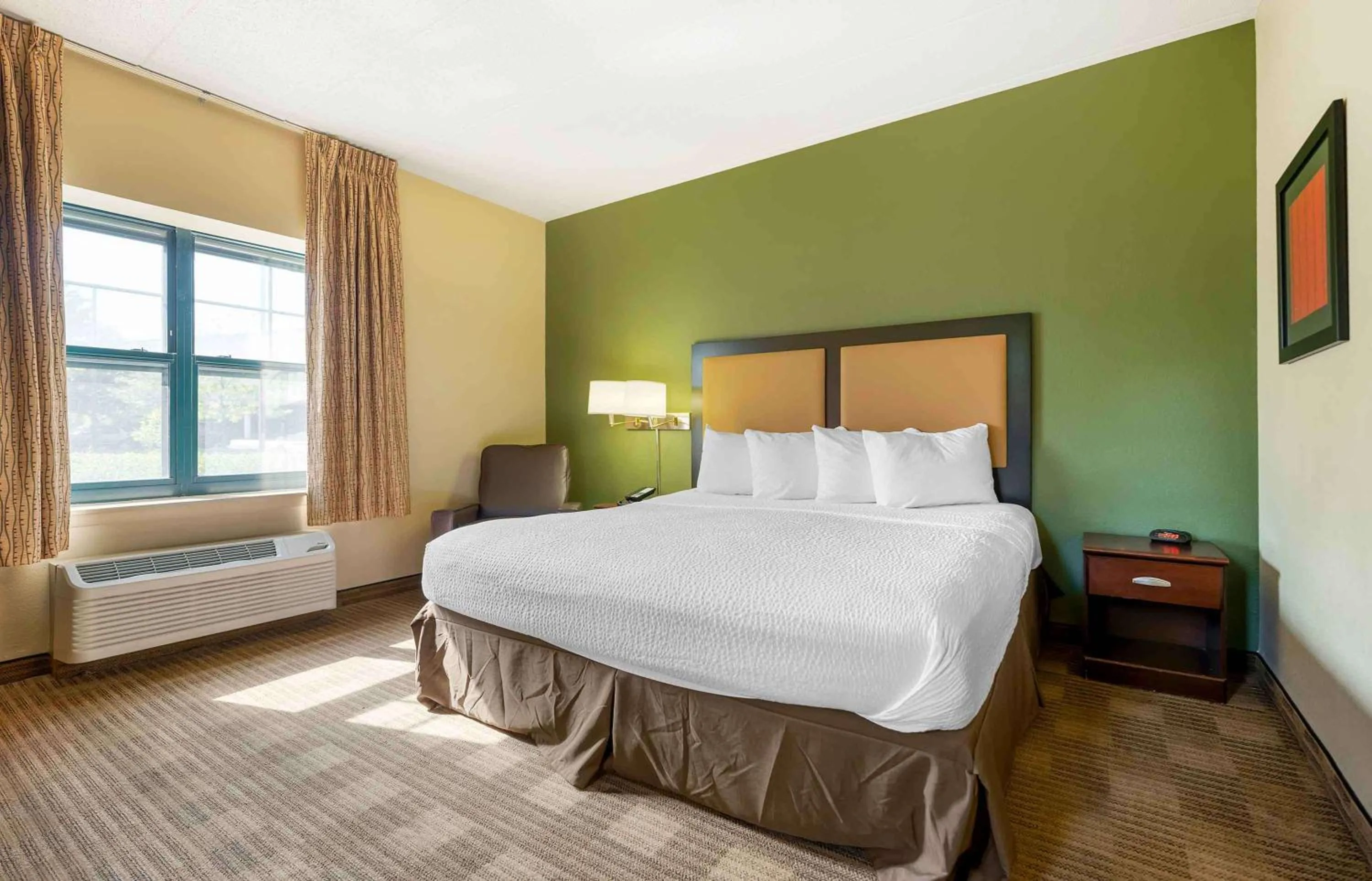 Bedroom, Bed in Extended Stay America Select Suites - Chicago - Darien