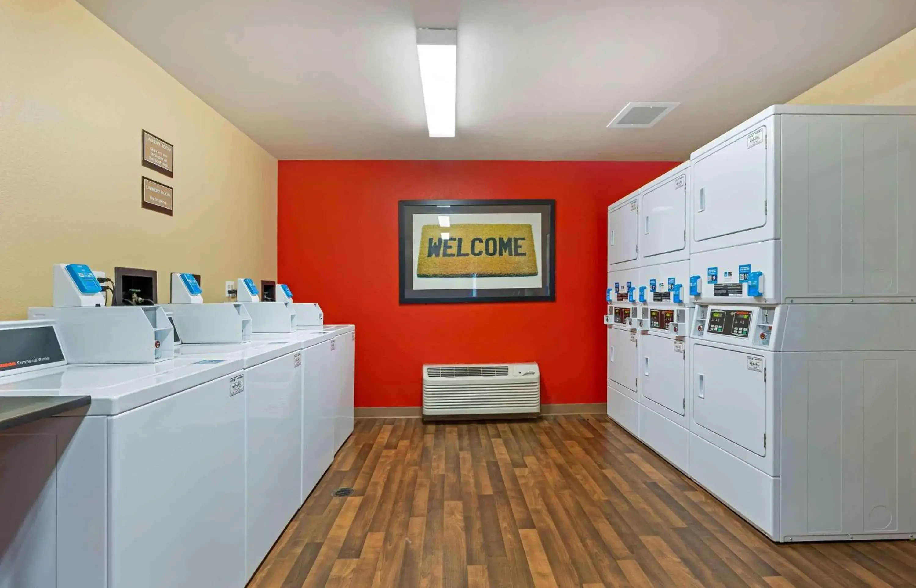 Property building in Extended Stay America Select Suites - Chicago - Darien Property building in Extended Stay America Select Suites - Chicago - Darien