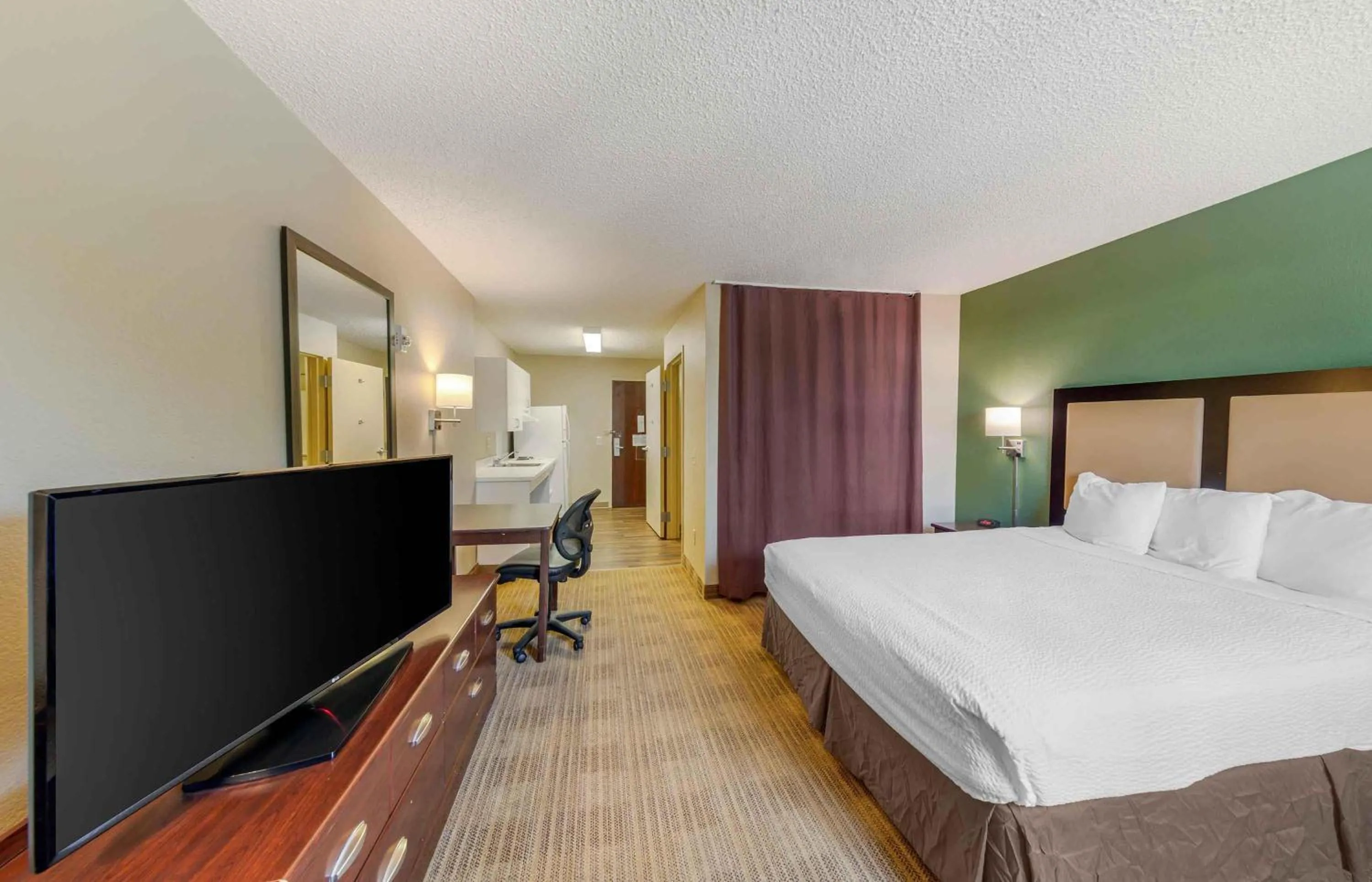 Bedroom, Bed in Extended Stay America Suites - Los Angeles - Simi Valley