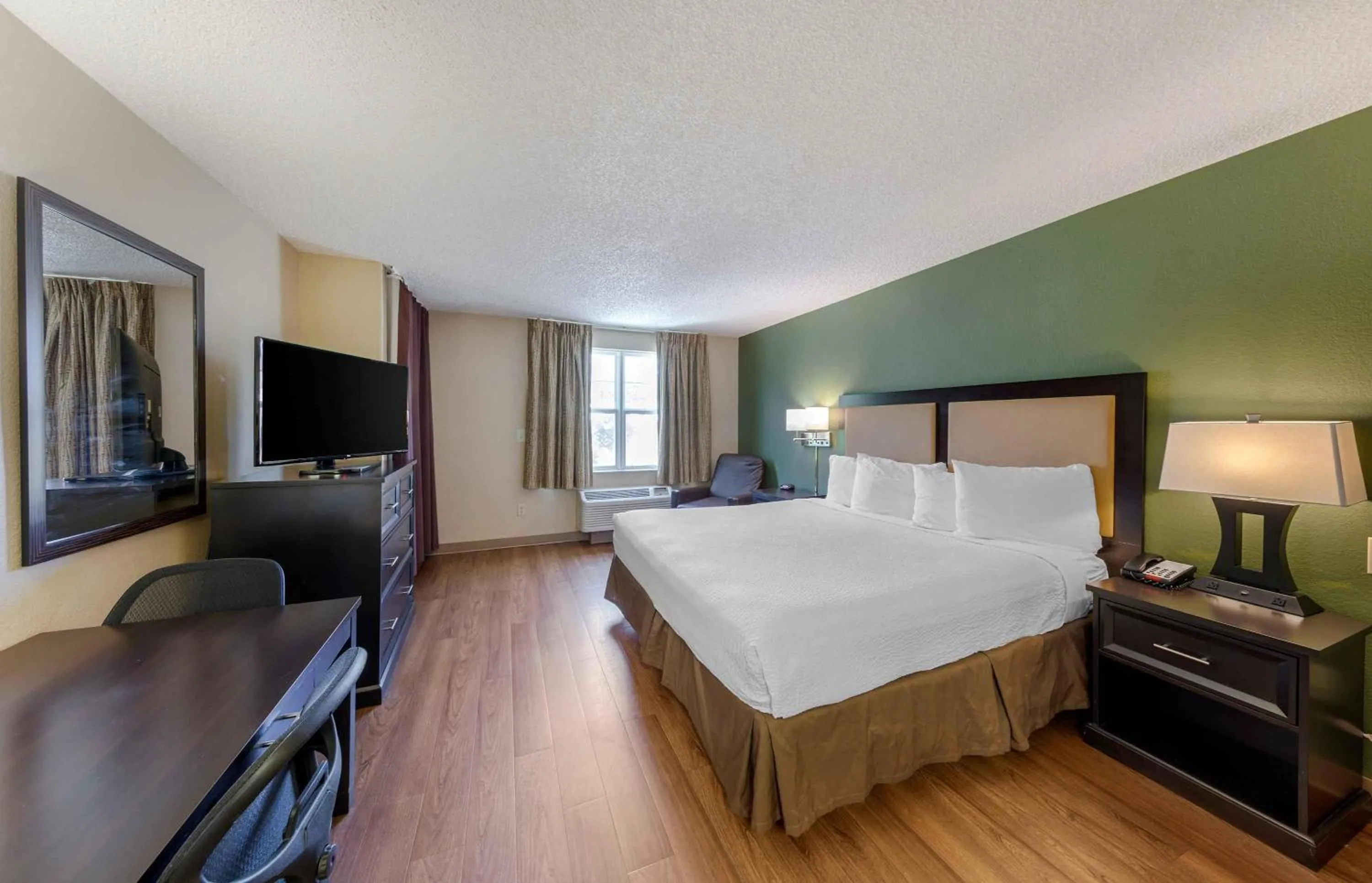 Bedroom, Bed in Extended Stay America Suites - Los Angeles - Simi Valley
