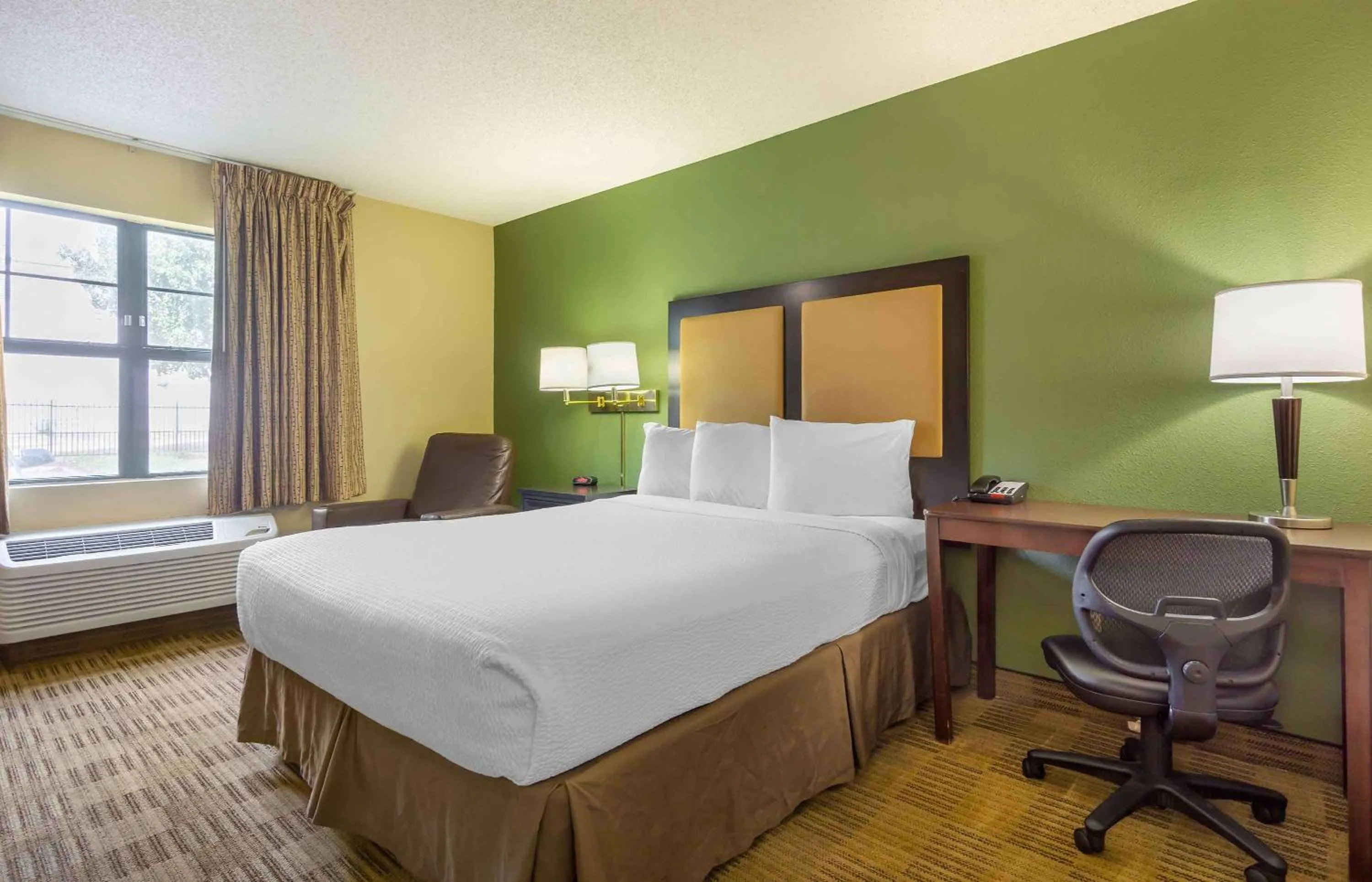 Bedroom, Bed in Extended Stay America Suites - Tacoma - Fife