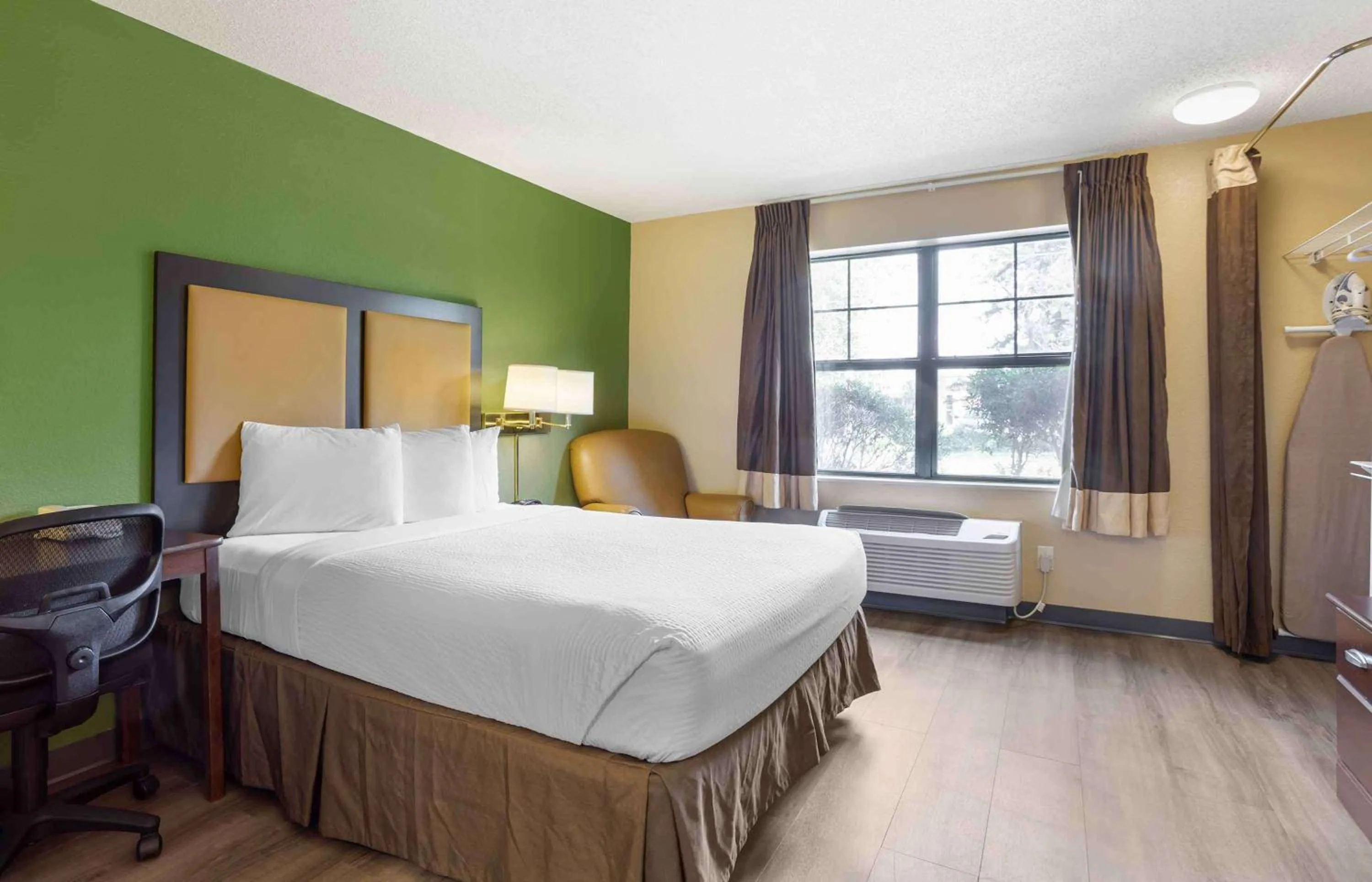 Bedroom, Bed in Extended Stay America Suites - Somerset - Franklin
