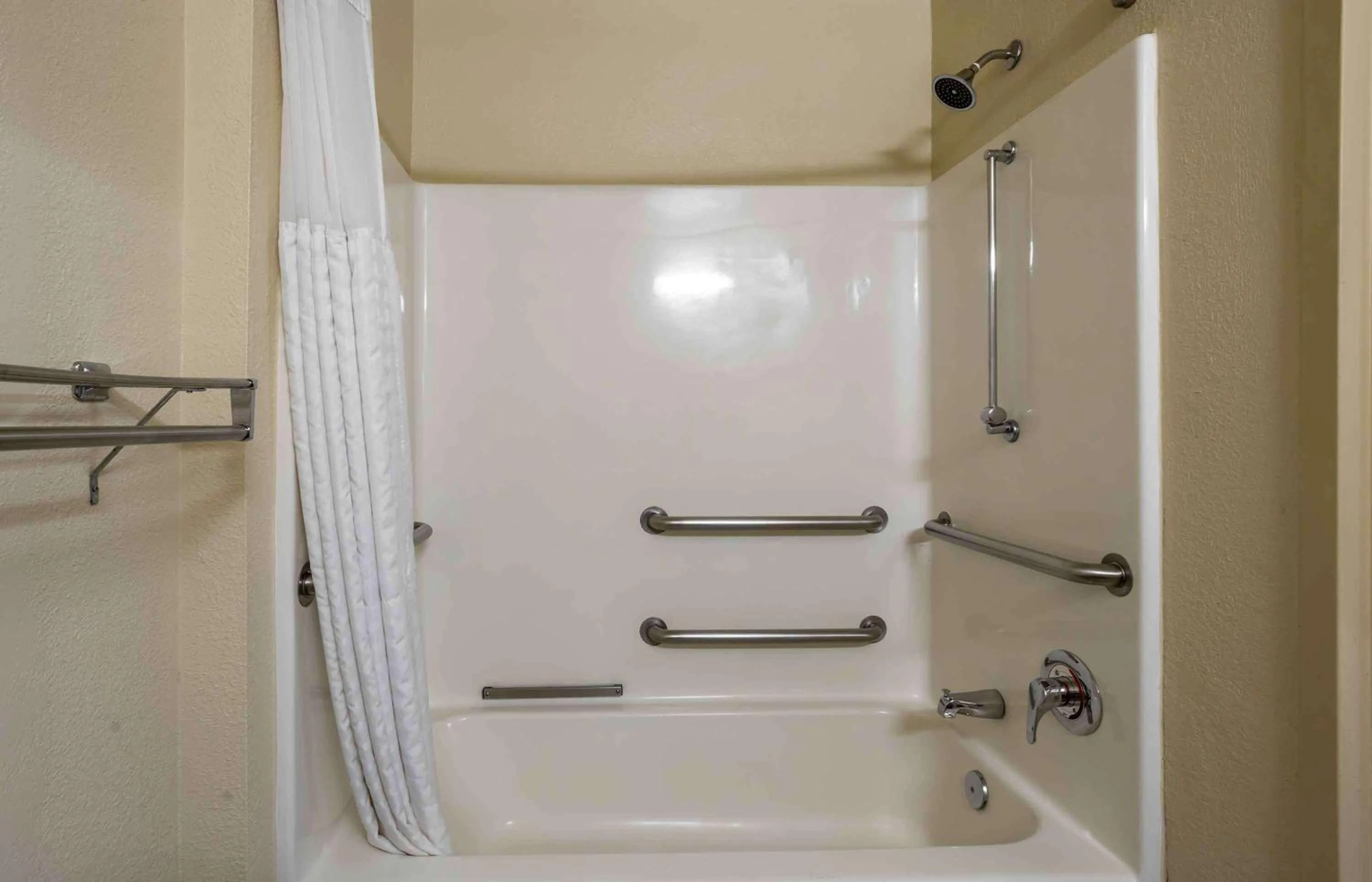 Bathroom in Extended Stay America Suites - Somerset - Franklin