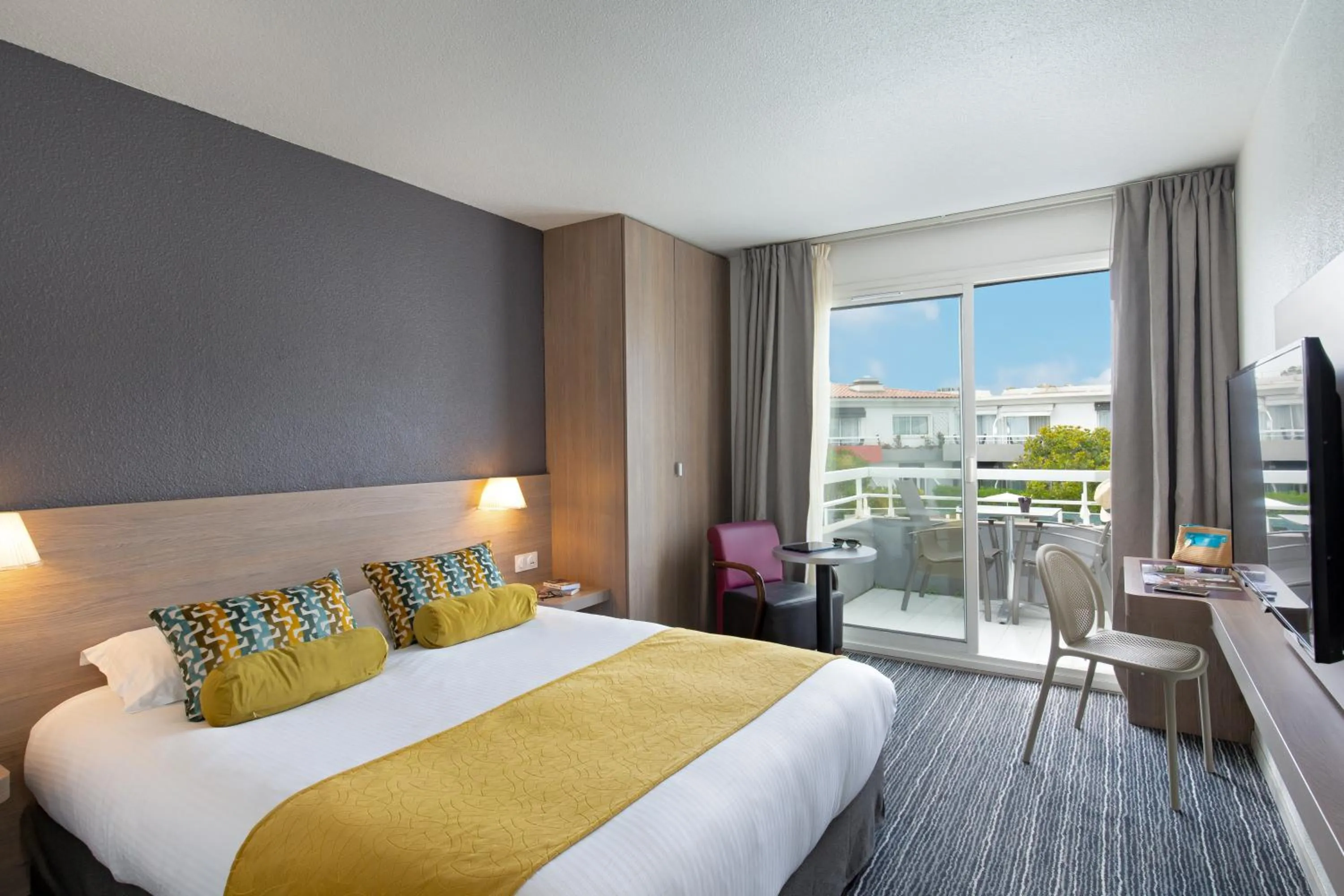 Property building, Bed in Best Western Plus La Marina